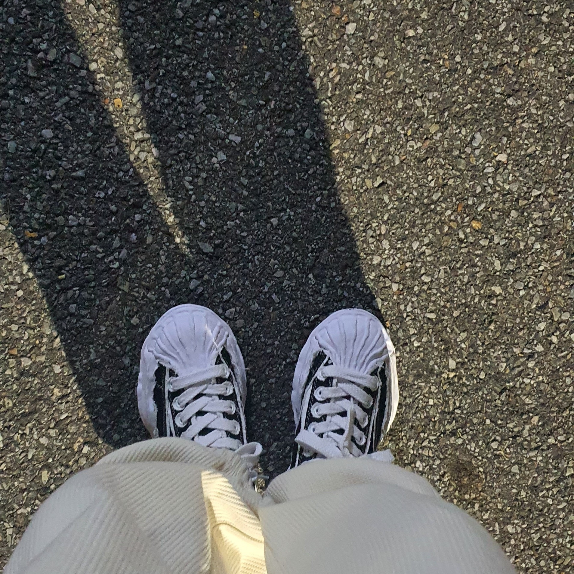 Maison Mihara Yasuhiro Blakey OG Sole OH Canvas Low-top Sneakers Black, The Museum Visitor Heart Sprayed Sweatshirt Grey - 22PF 착용 스타일 - 1