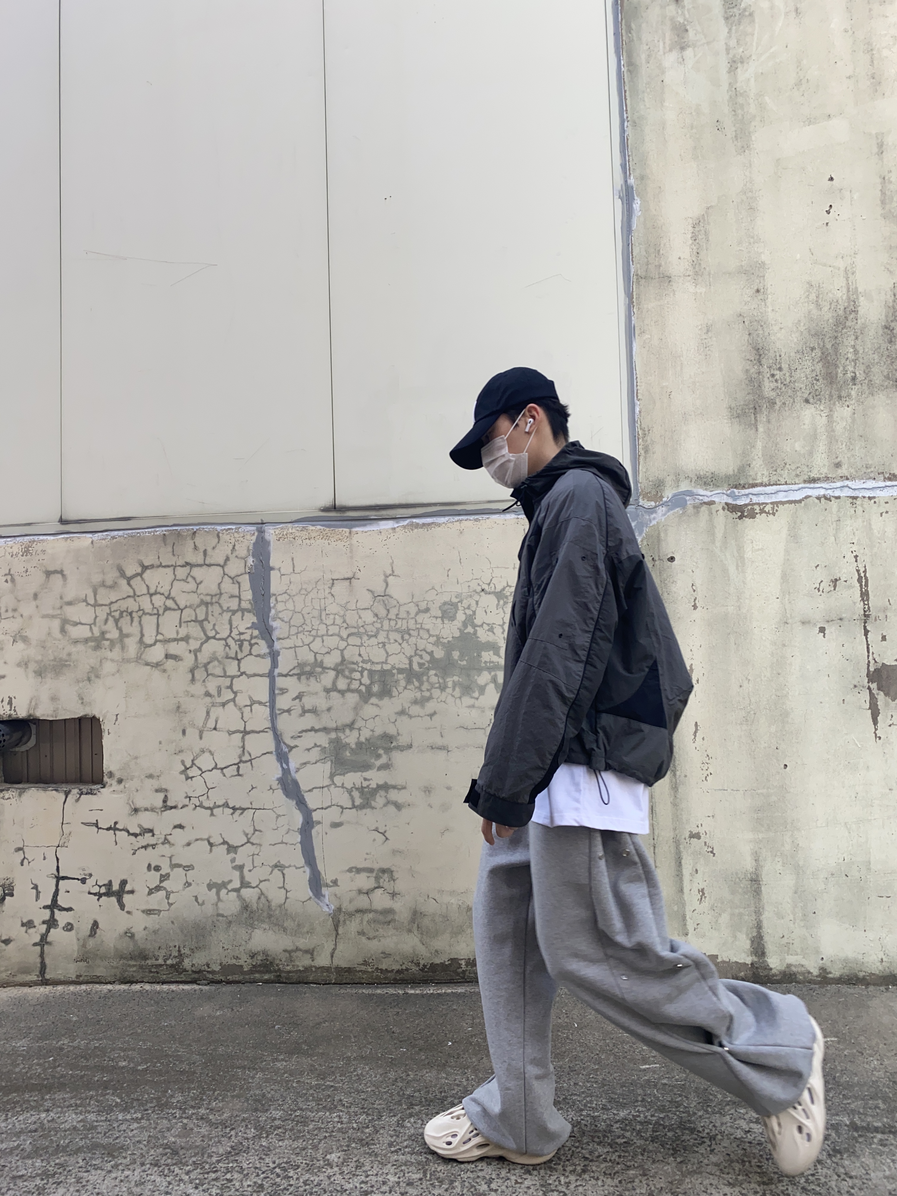 Adidas Yeezy Foam RNNR Sand 착용 스타일
