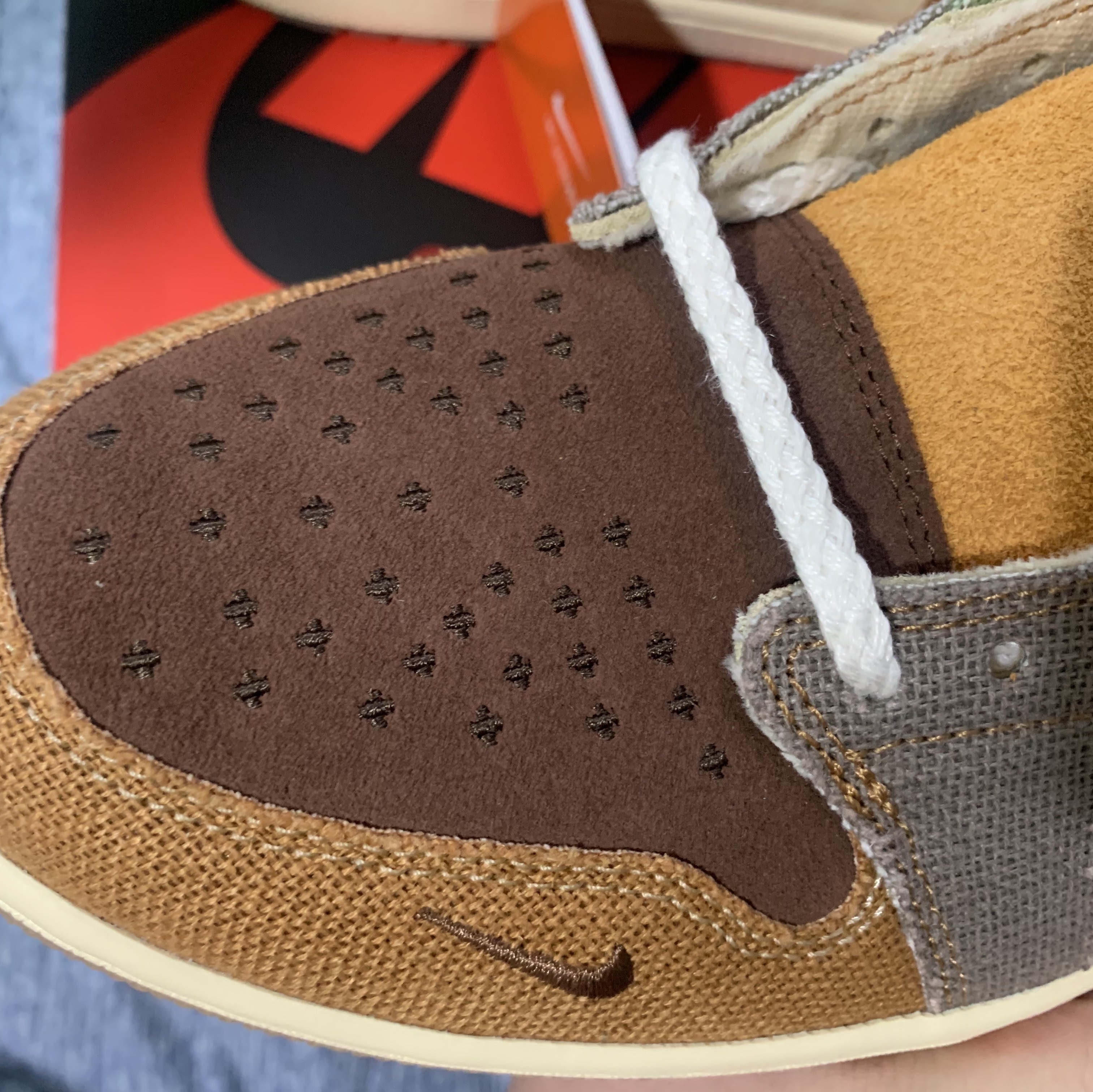 Jordan 1 x Zion Williamson Retro Low OG Flax and Oil Green 착용 스타일 - 2