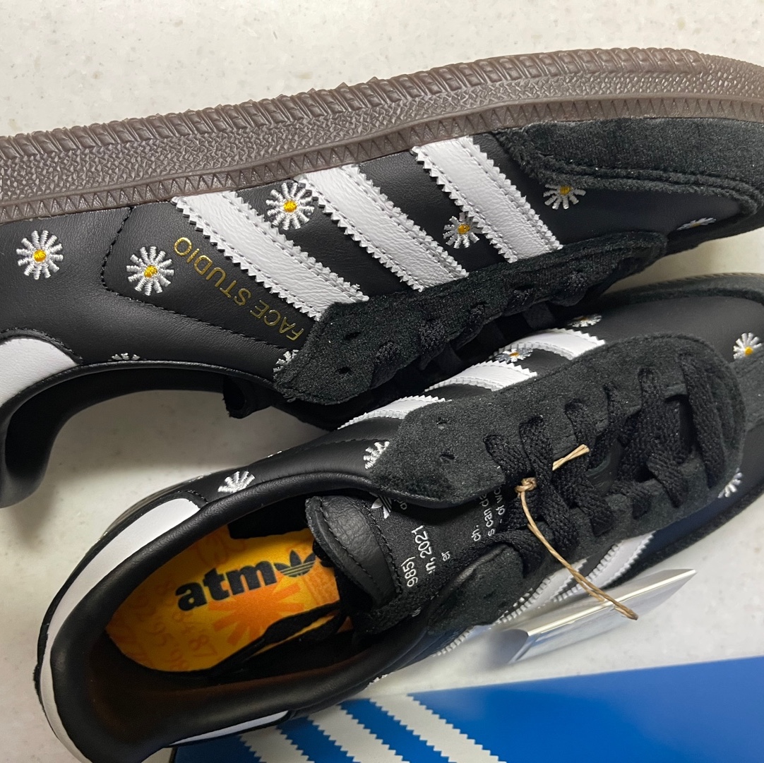 Adidas x Atmos x Face Samba OG Core Black 착용 스타일 - 3