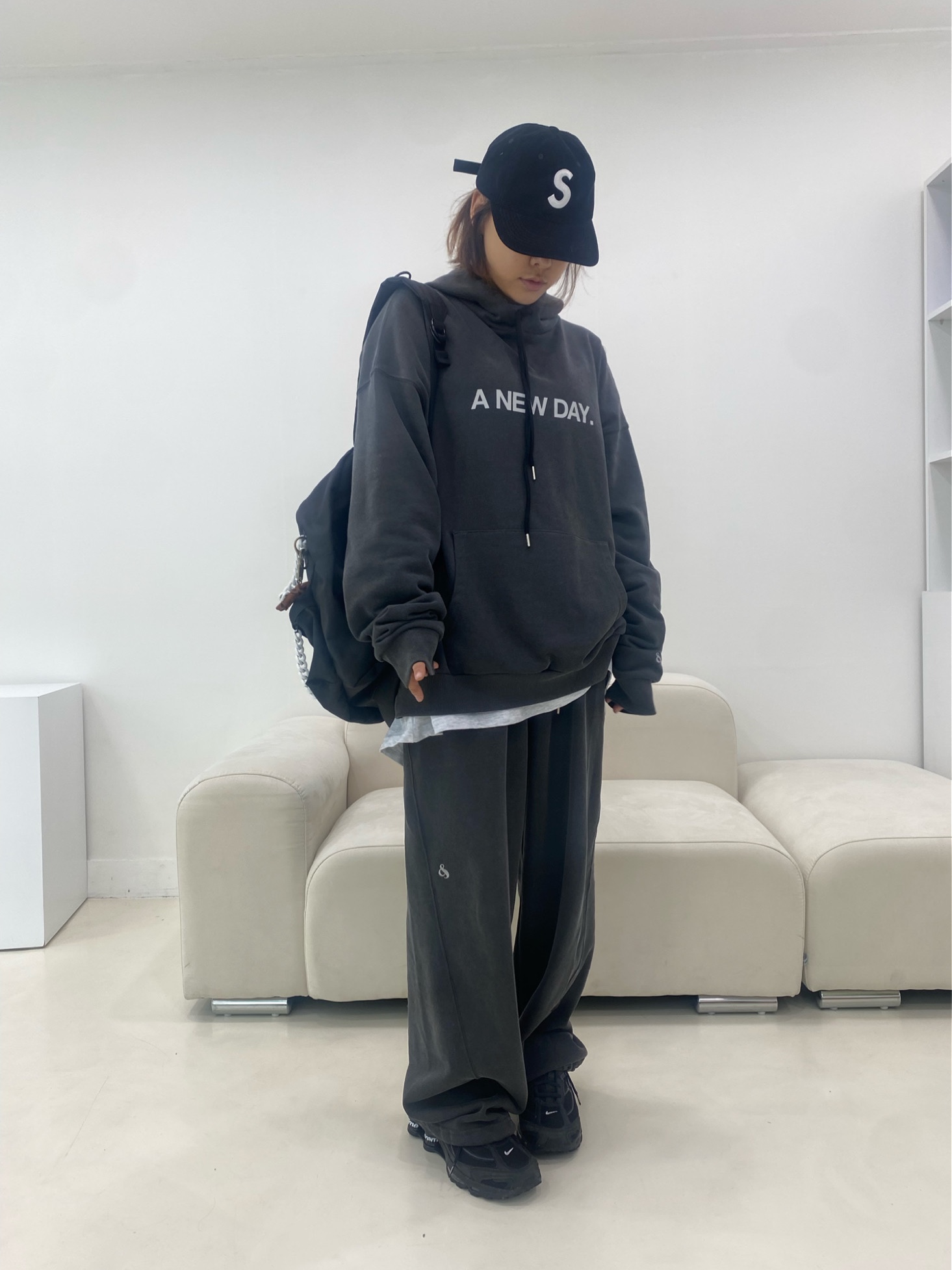 Supreme Fine Wale Corduroy S Logo 6-Panel Black - 21SS, Nike x Supreme Shox Ride 2 SP Black 착용 스타일 - 1