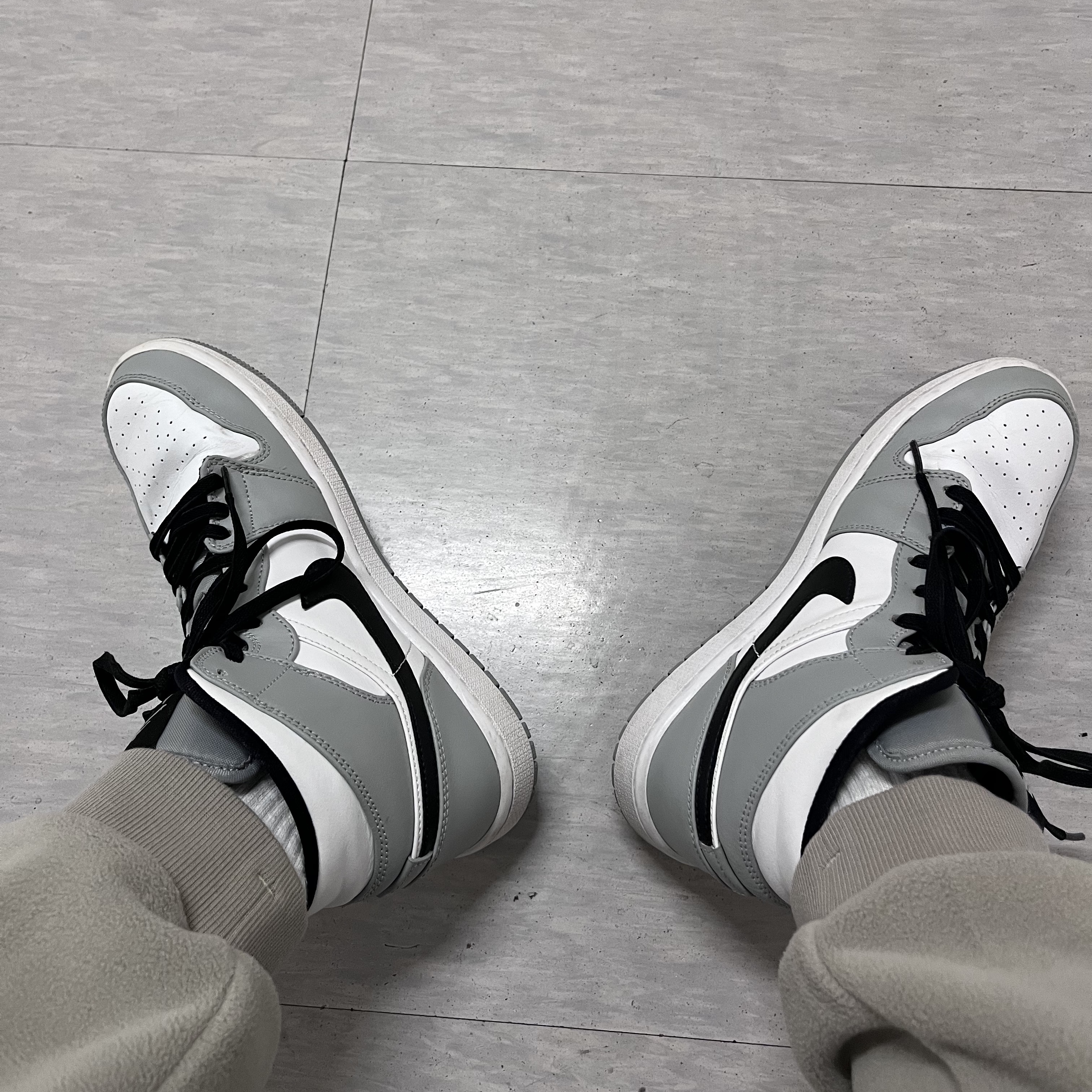 Jordan 1 Mid Light Smoke Grey 착용 스타일