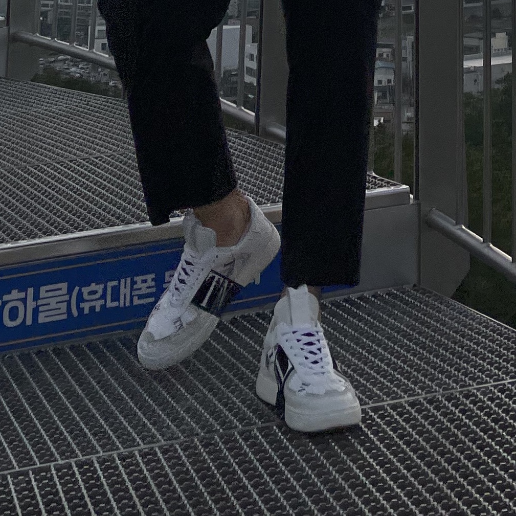 Valentino Calfskin VL7N Low-Top Sneakers with Bands White Black 착용 스타일