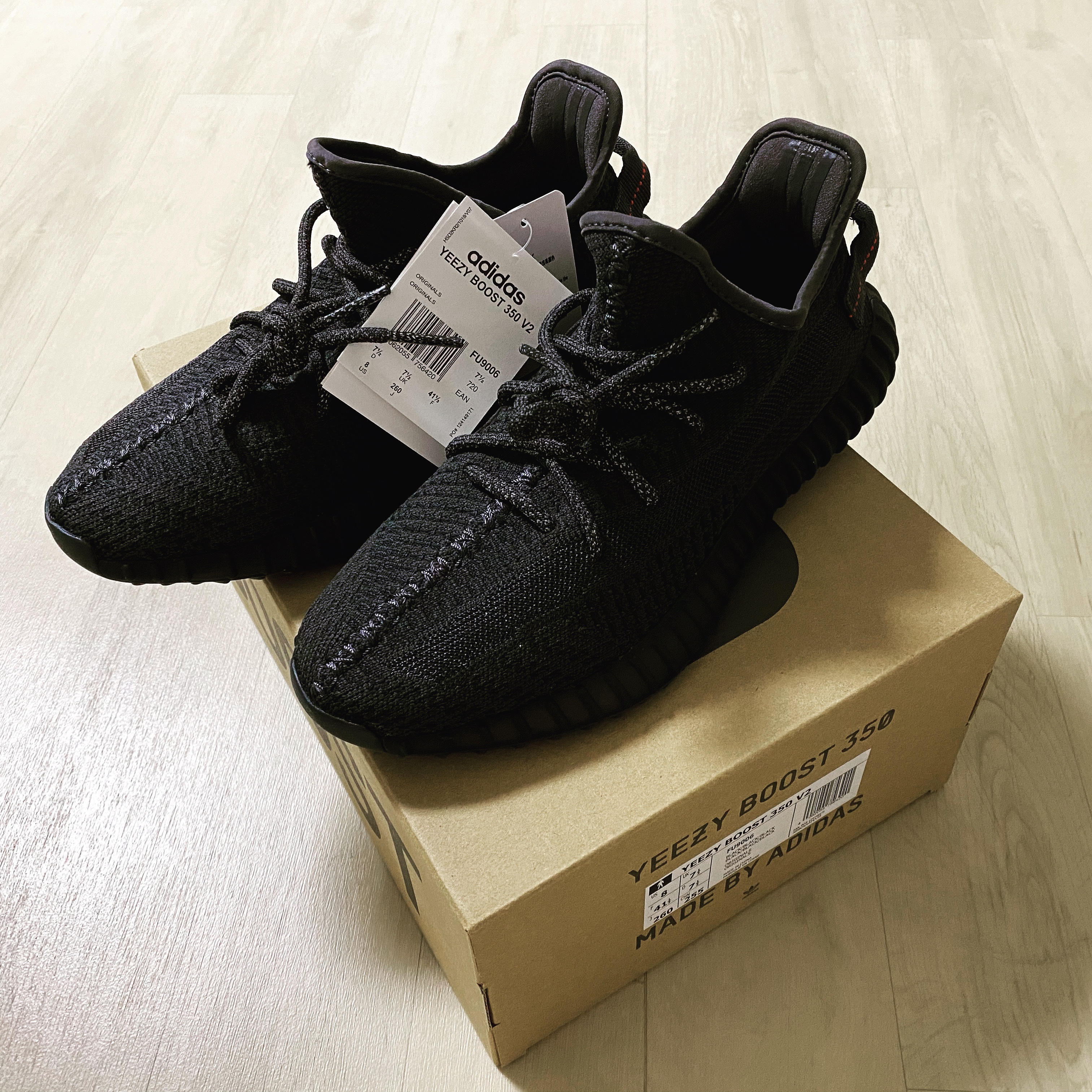 Adidas Yeezy Boost 350 V2 Black - Non-Reflective 착용 스타일