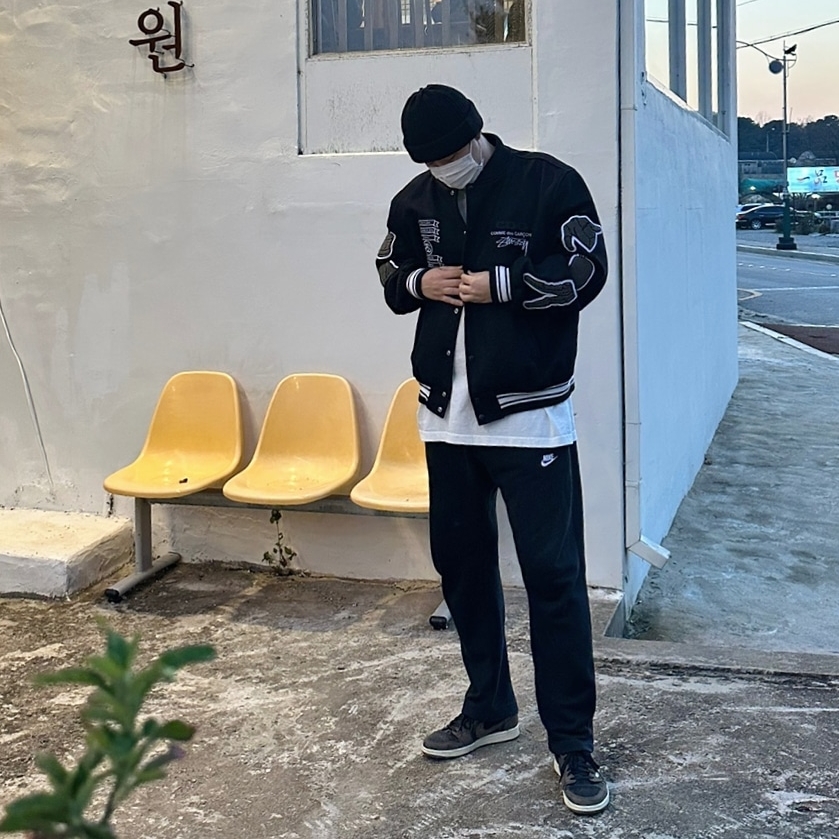 Jordan 1 x Travis Scott Retro Low OG SP Mocha, Stussy x CDG Varsity Jacket 착용 스타일