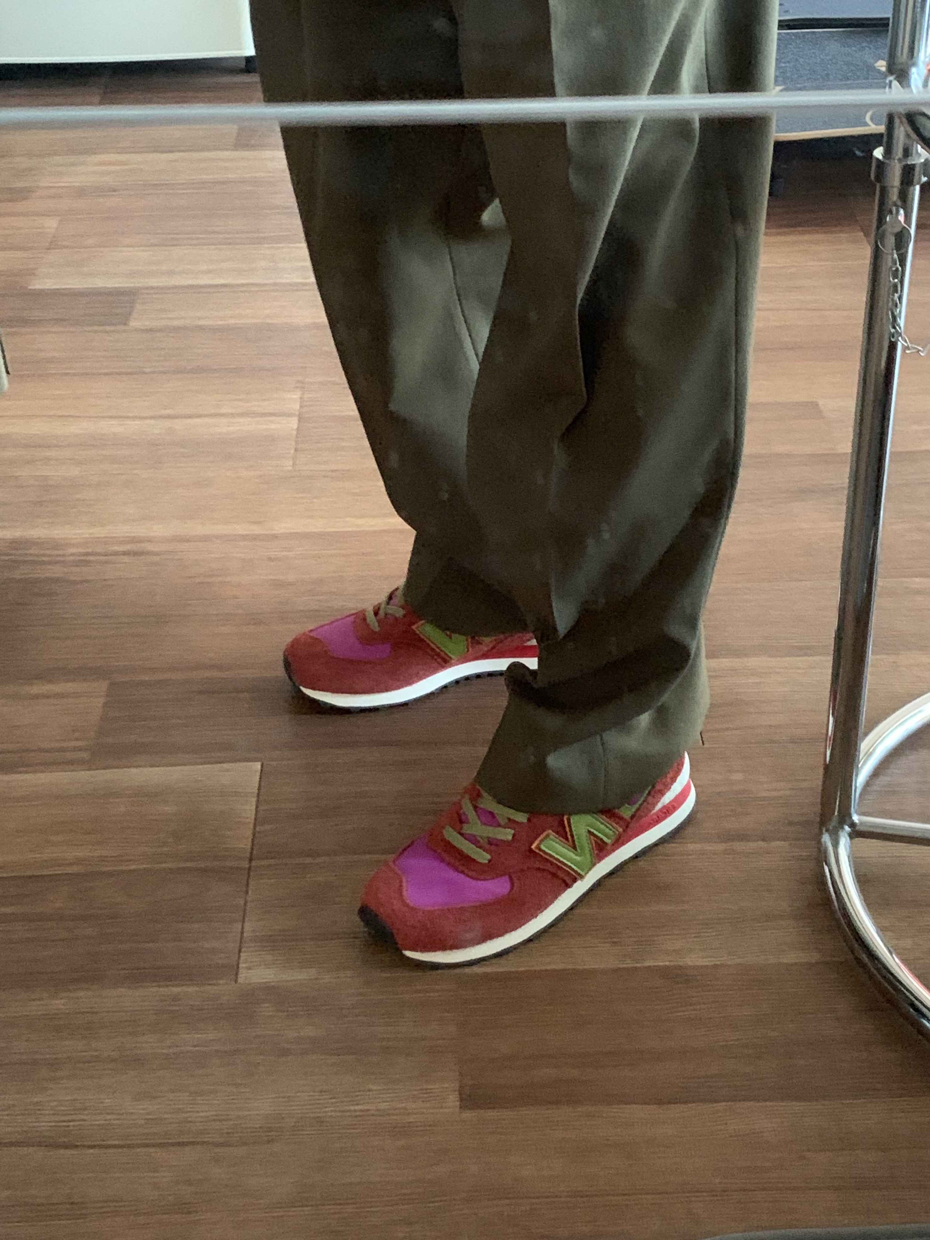 New Balance x Stray Rats 574 Red 착용 스타일 - 4