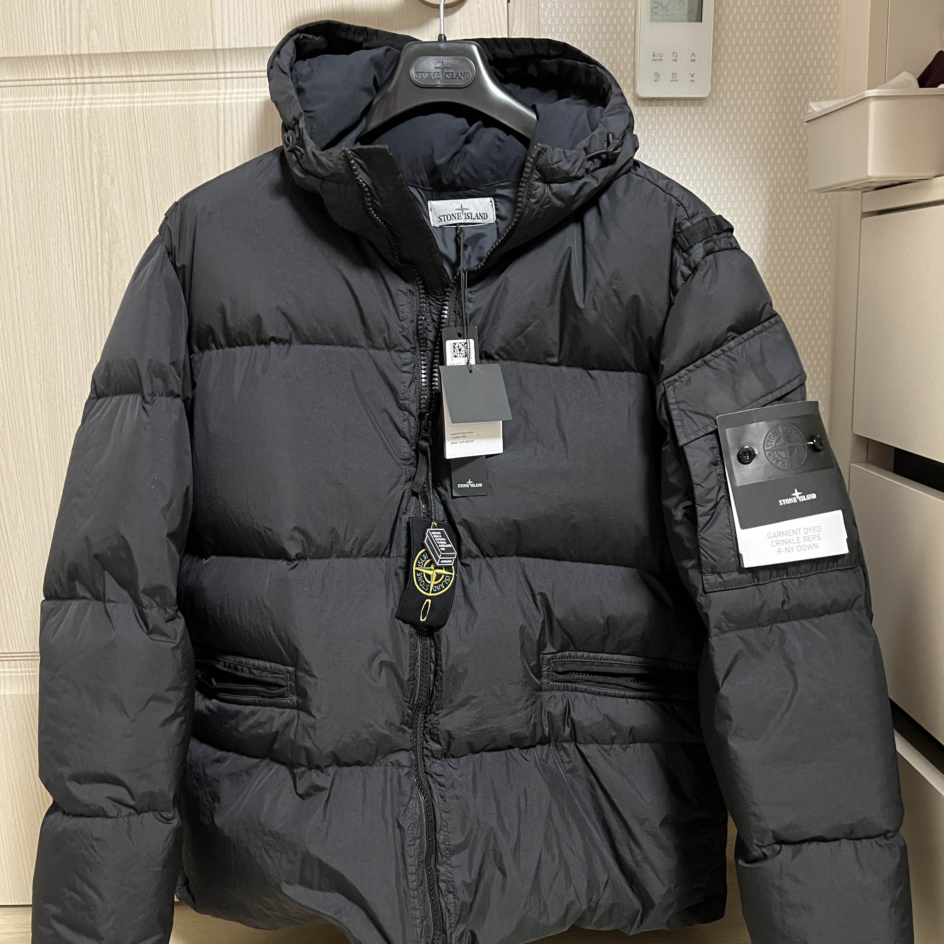 Stone Island 40223 Garment Dyed Crinkle Reps Down Jacket Black - 22FW 착용 스타일 - 2
