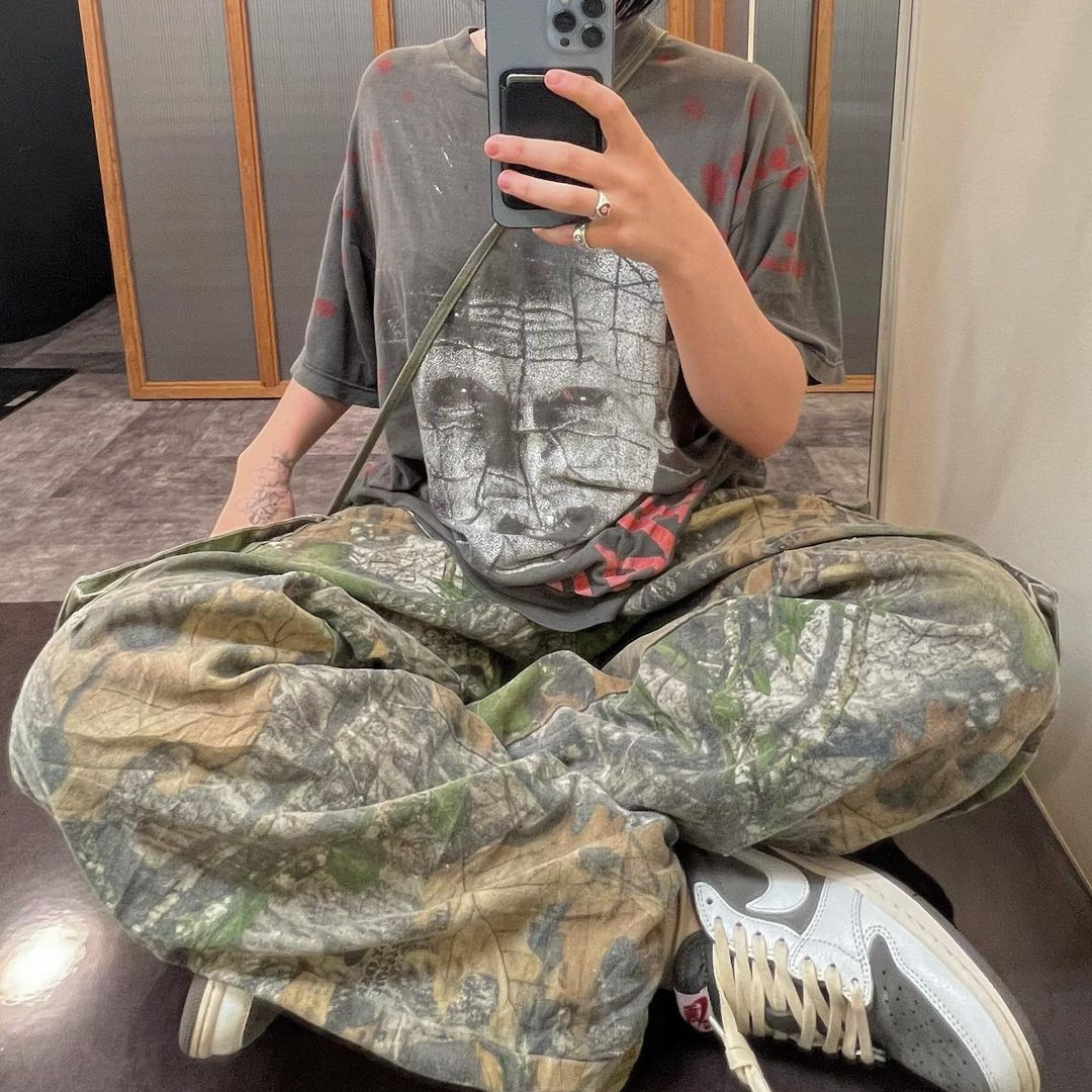 Jordan 1 x Travis Scott Retro Low OG SP Sail and Ridgerock 착용 스타일 - 3