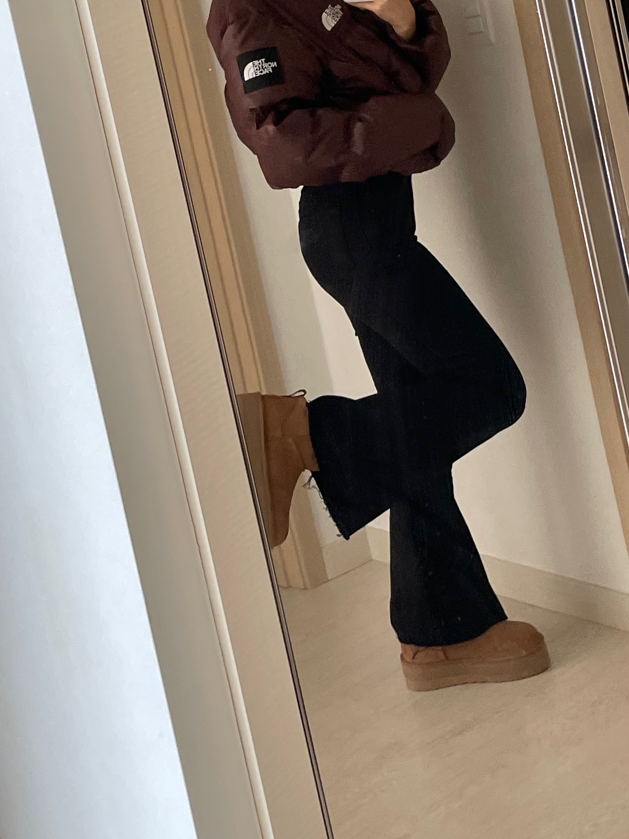 (W) The North Face White Label Novelty Nuptse Down Jacket Cocoa Brown, (W) UGG Classic Ultra Mini Platform Boots Chestnut 착용 스타일 - 2