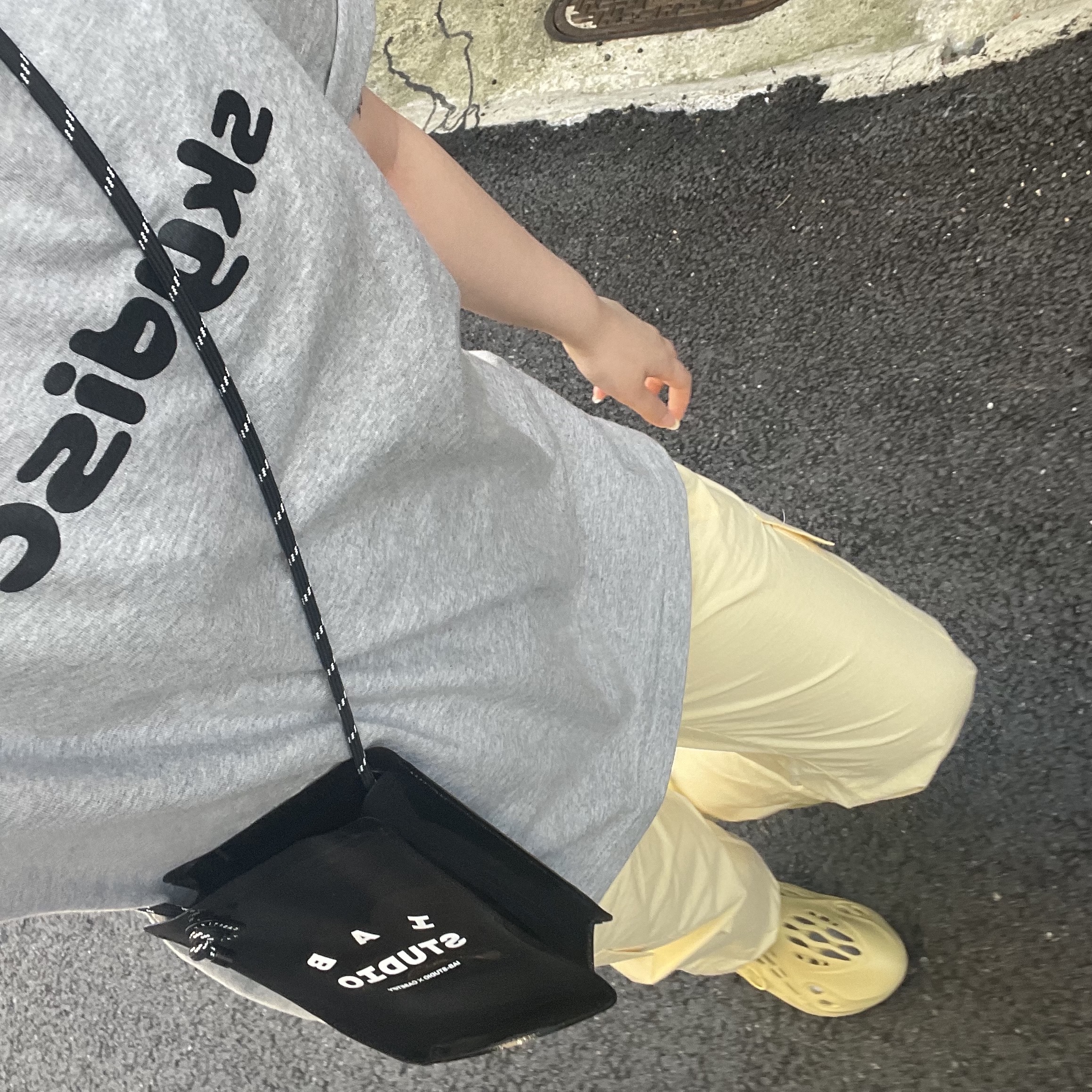 IAB Studio x Casetify Logo Sling Bag Jet Black 착용 스타일