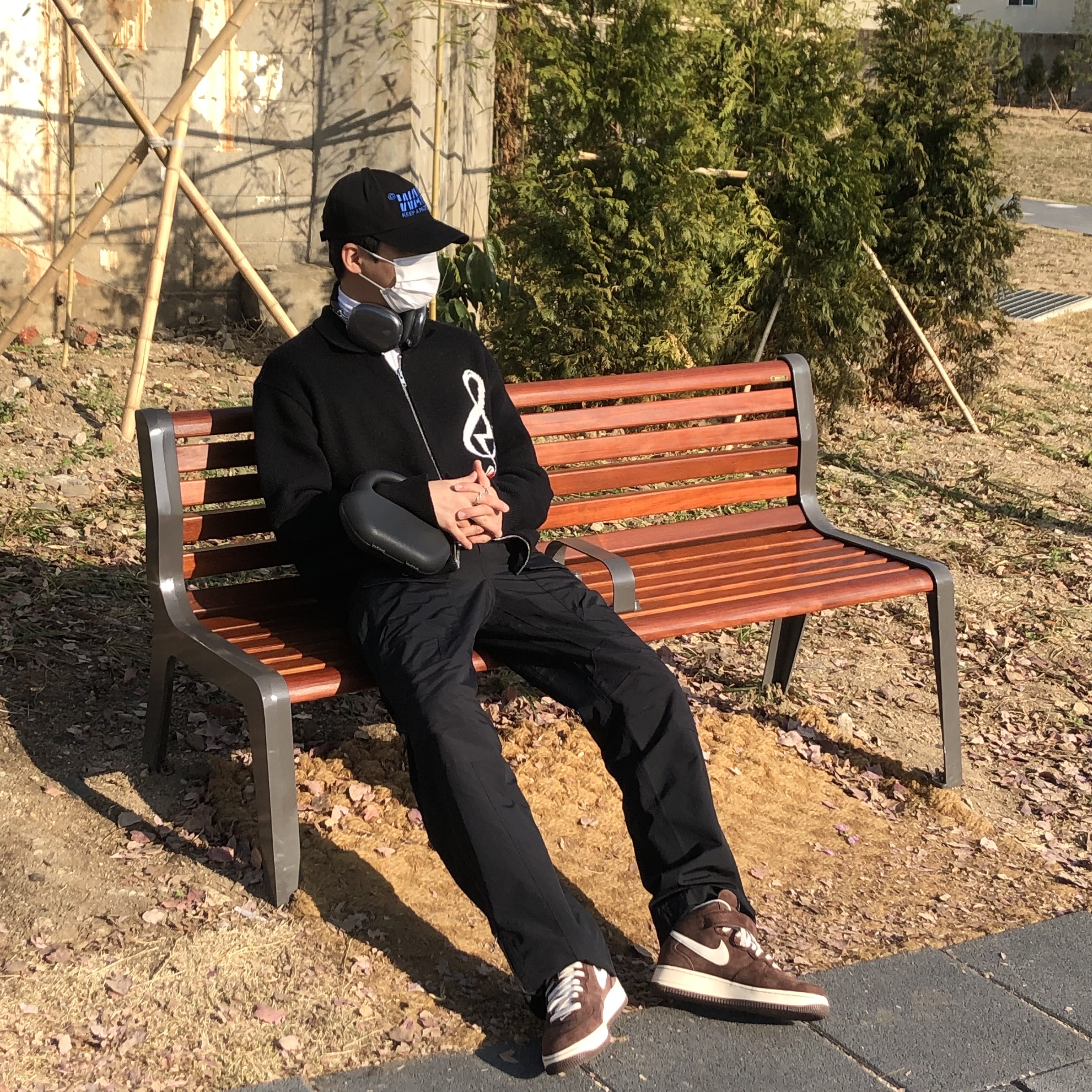 Apple AirPods Max Lightning Space Gray (Korean Ver.), Nike Air Force 1 Mid '07 QS Chocolate 착용 스타일