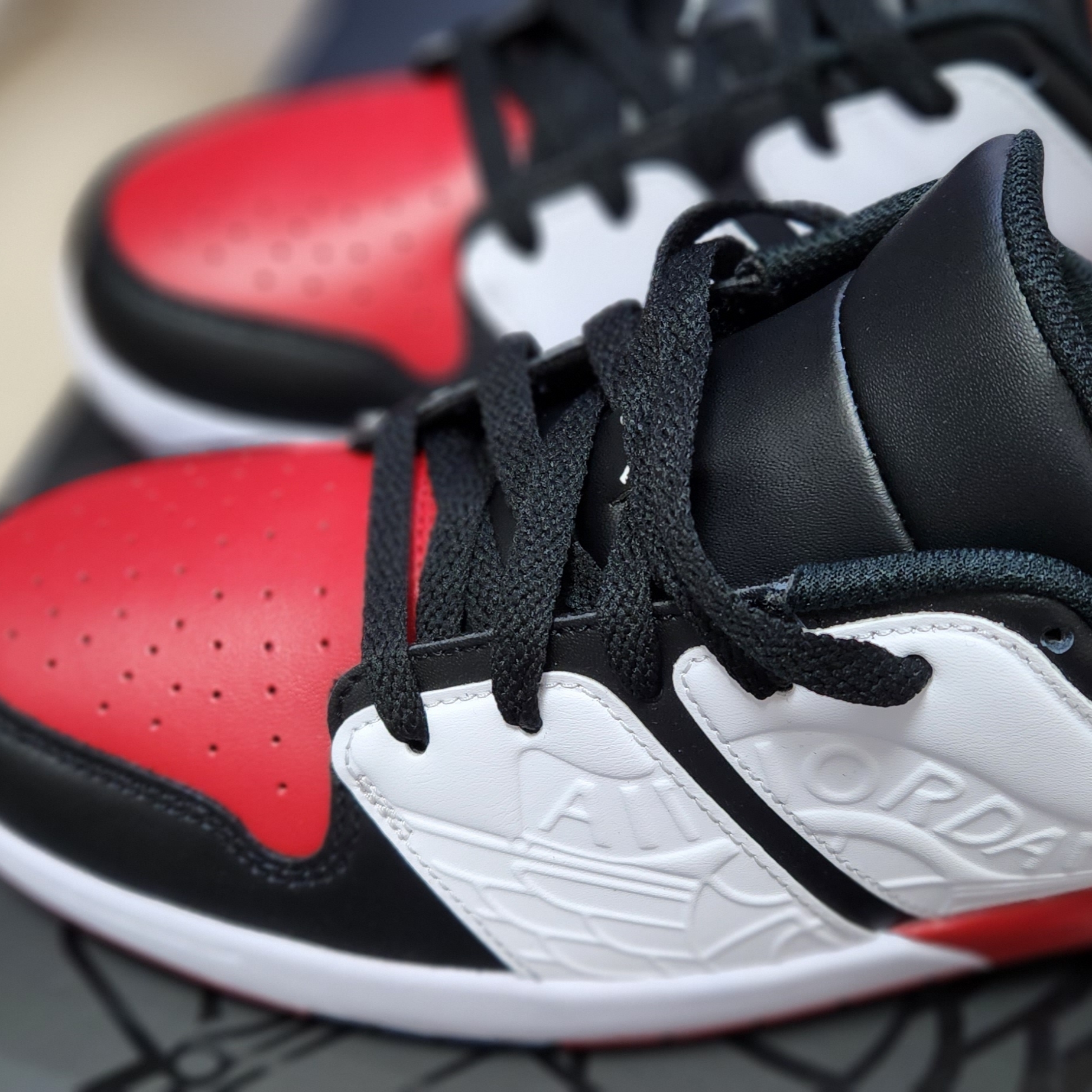 Jordan Nu Retro 1 Low Varsity Red 착용 스타일 - 3