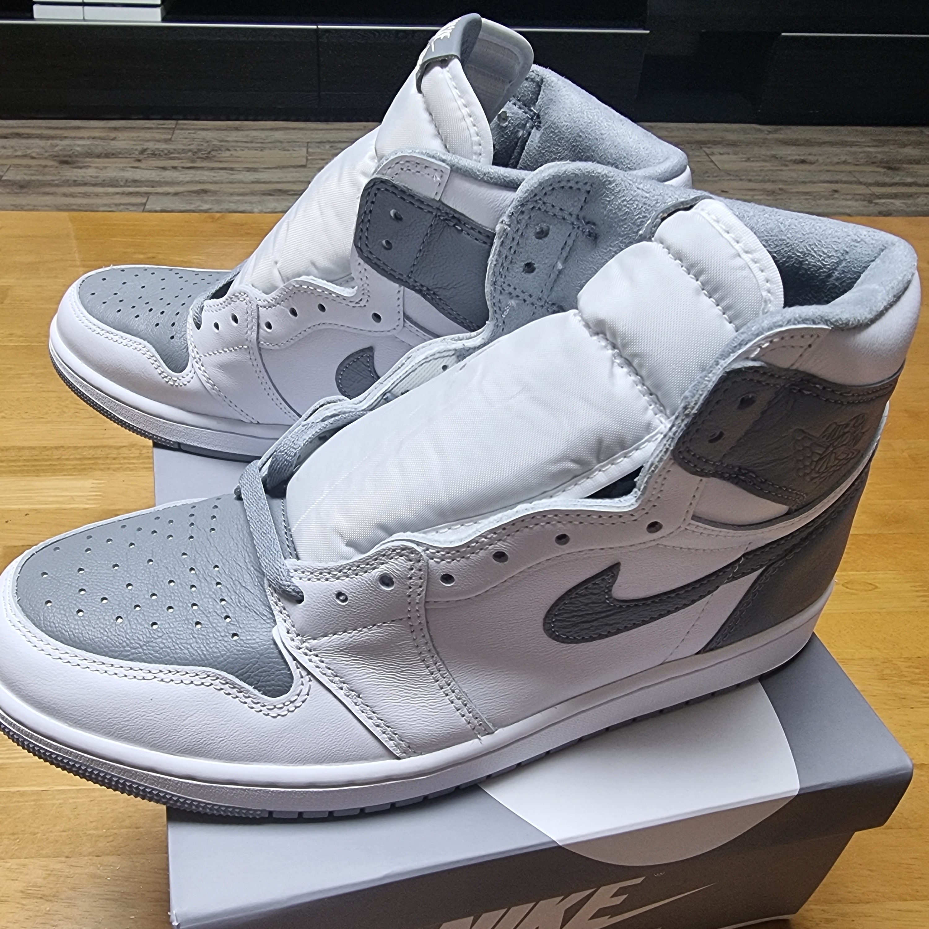 Jordan 1 Retro High OG Stealth 착용 스타일 - 1