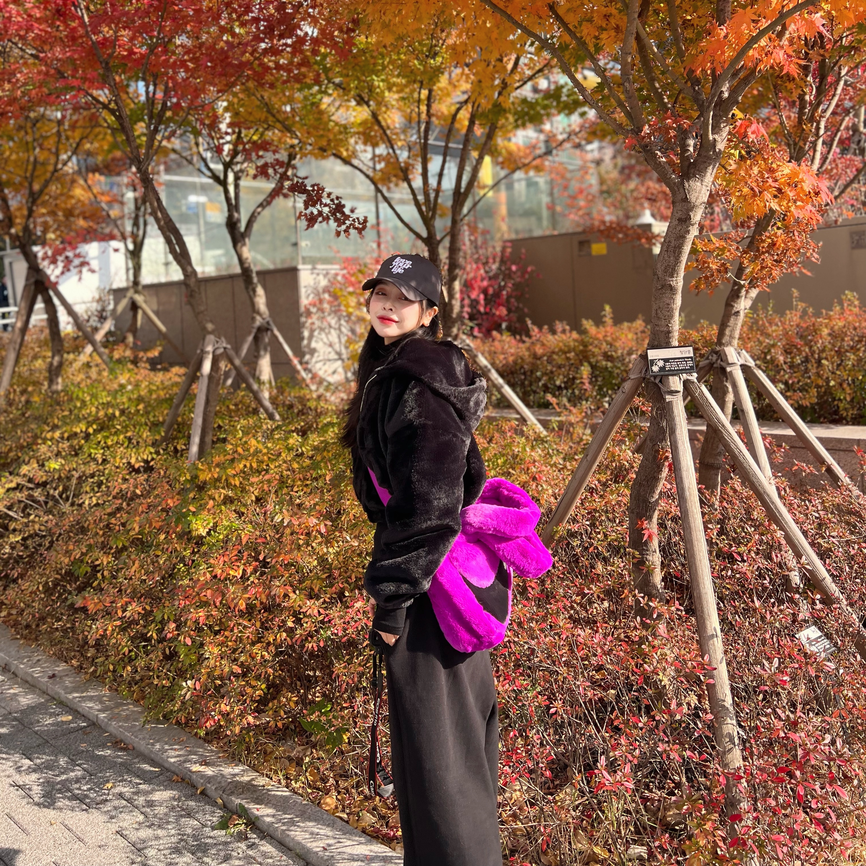 Nike NSW Faux Fur Tote Bag Vivid Purple, Jordan 1 Retro High OG Shadow 2.0 착용 스타일 - 2
