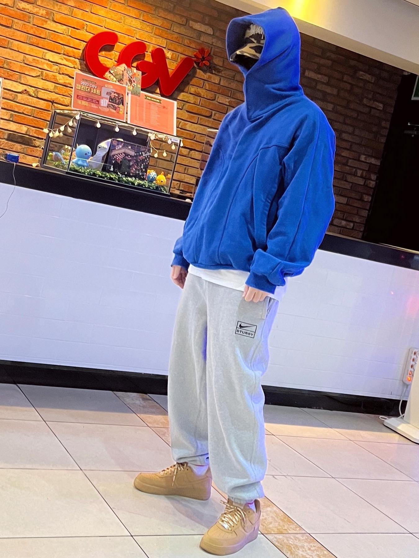 Stussy x BAPE Trucker Cap Yellow, Nike x Stussy NRG RA Fleece Pants Dark Grey Heather (DJ9490-063) 착용 스타일 - 1