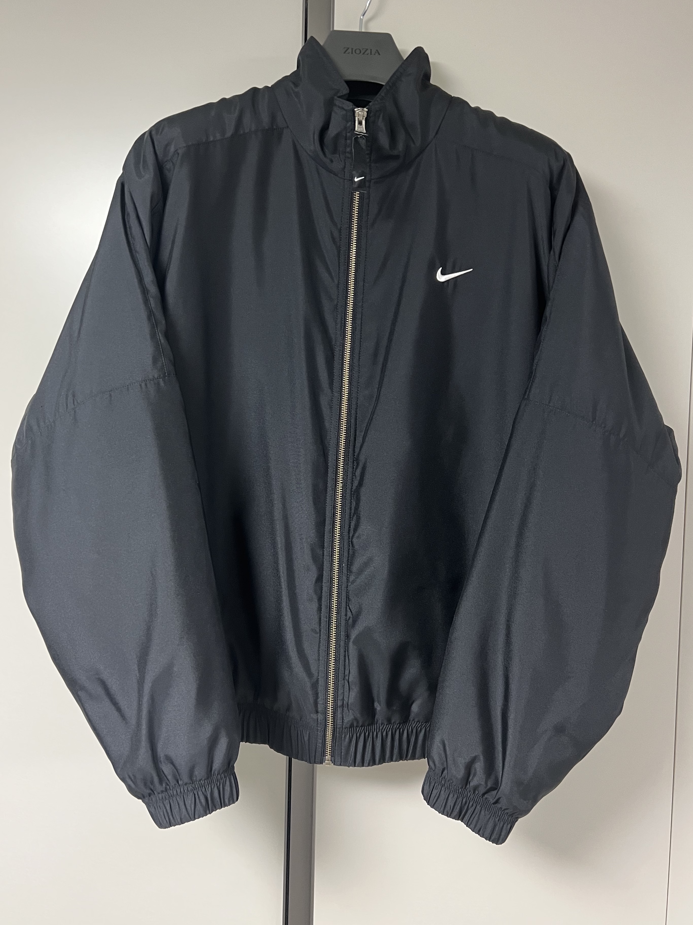 Nike NRG Solo Swoosh Satin Bomber Jacket Black Kumquat - US/EU, Nike NRG Solo Swoosh Satin Bomber Jacket Black Kumquat - Asia 착용 스타일