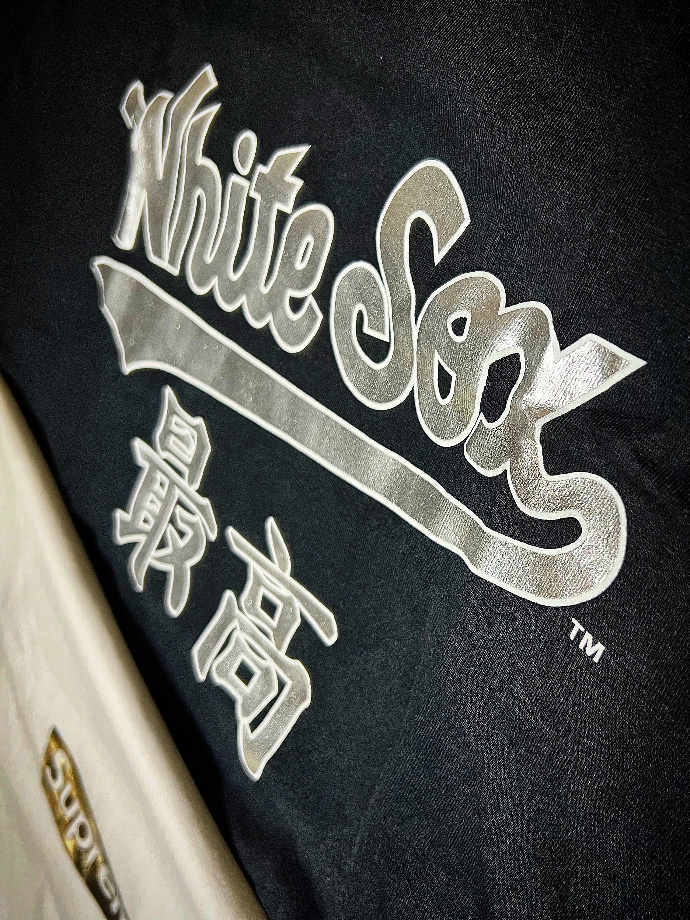 Supreme x MLB Kanji Teams T-Shirt White Sox Black - 22FW, Supreme Chicago Box Logo T-Shirt White - 22FW 착용 스타일 - 4