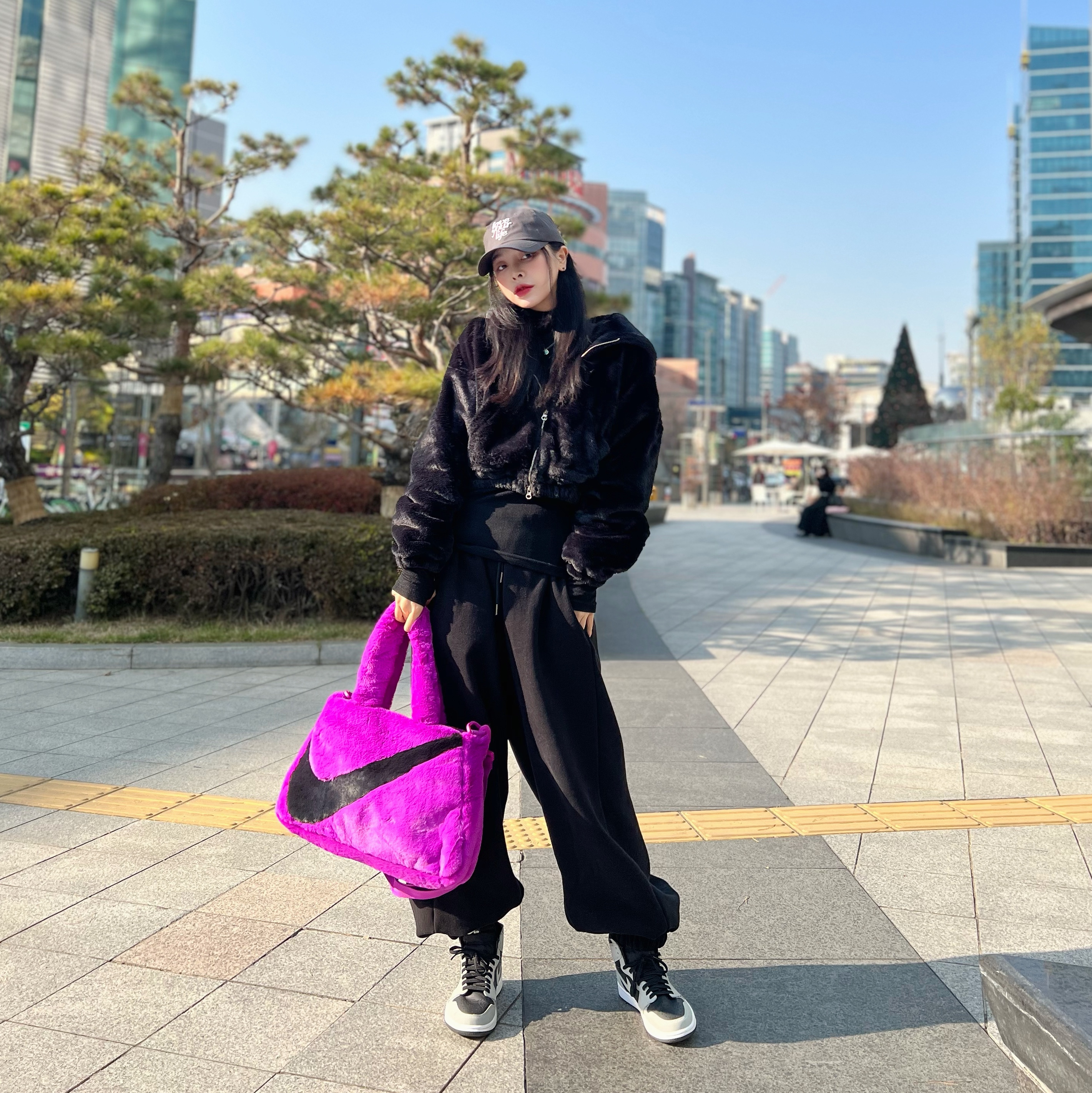 Nike NSW Faux Fur Tote Bag Vivid Purple, Jordan 1 Retro High OG Shadow 2.0 착용 스타일 - 1