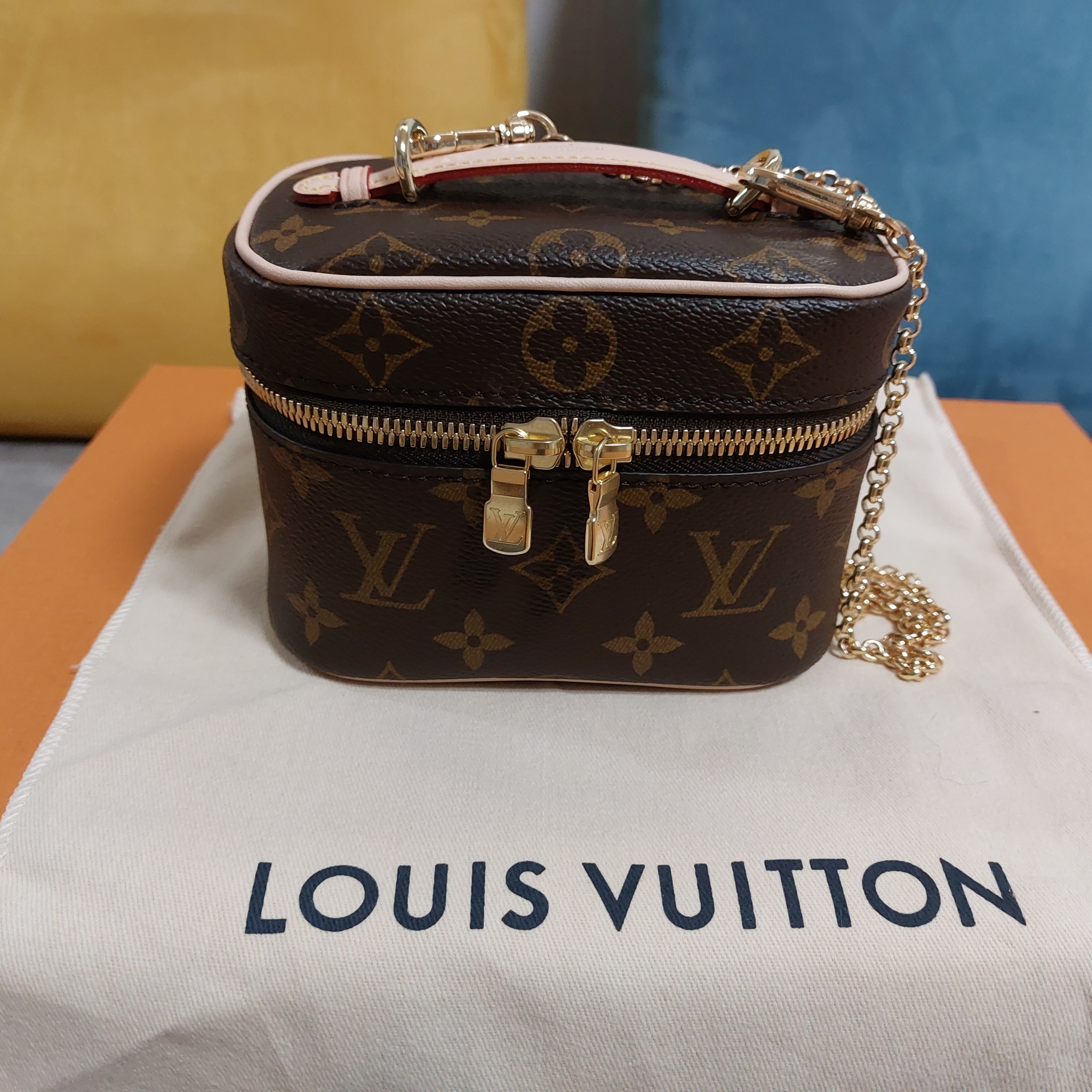 Louis Vuitton Nice Nano Toiletry Pouch Monogram 착용 스타일