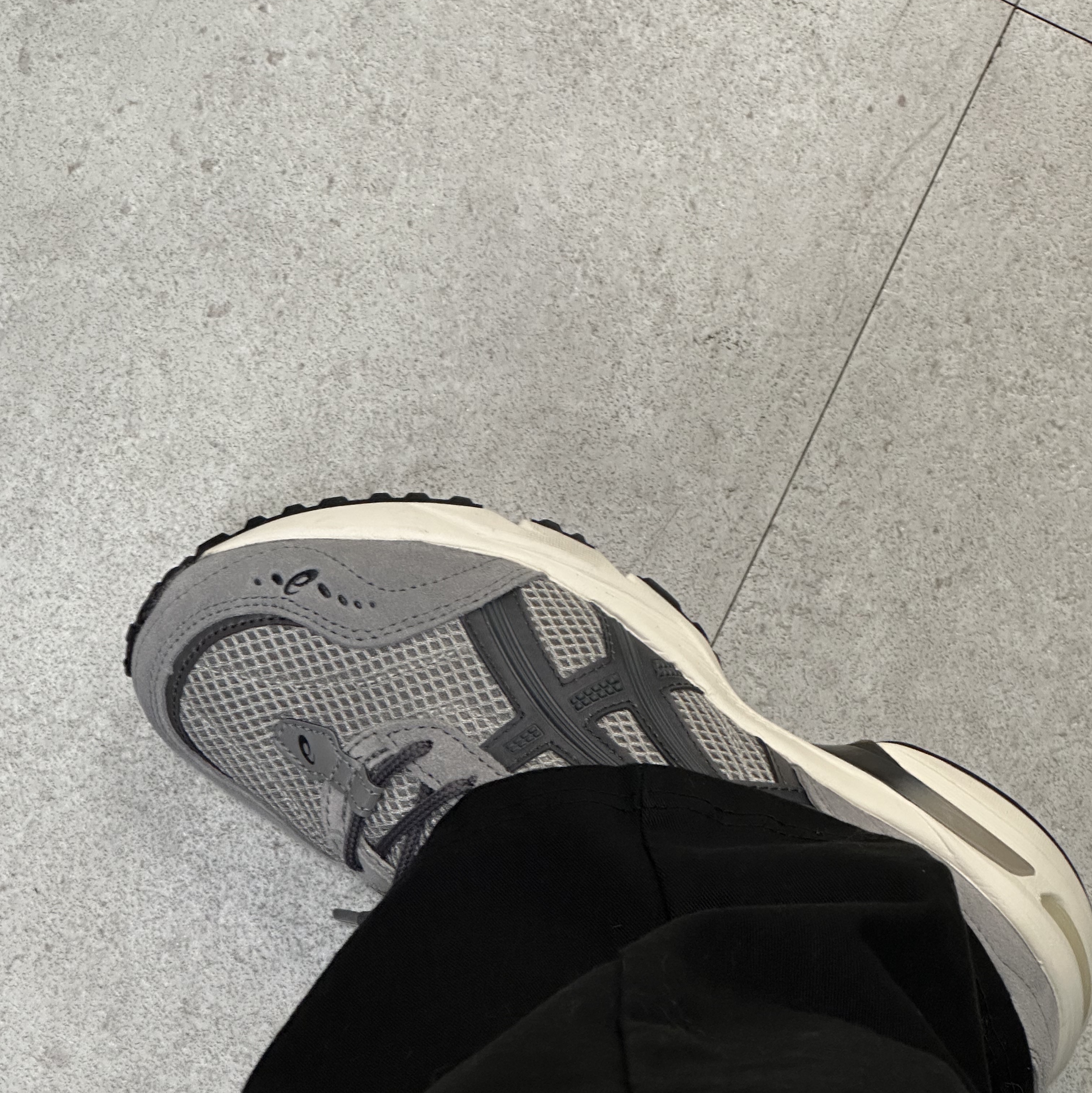Asics Gel-1090 V2 Oyster Grey 착용 스타일 - 1