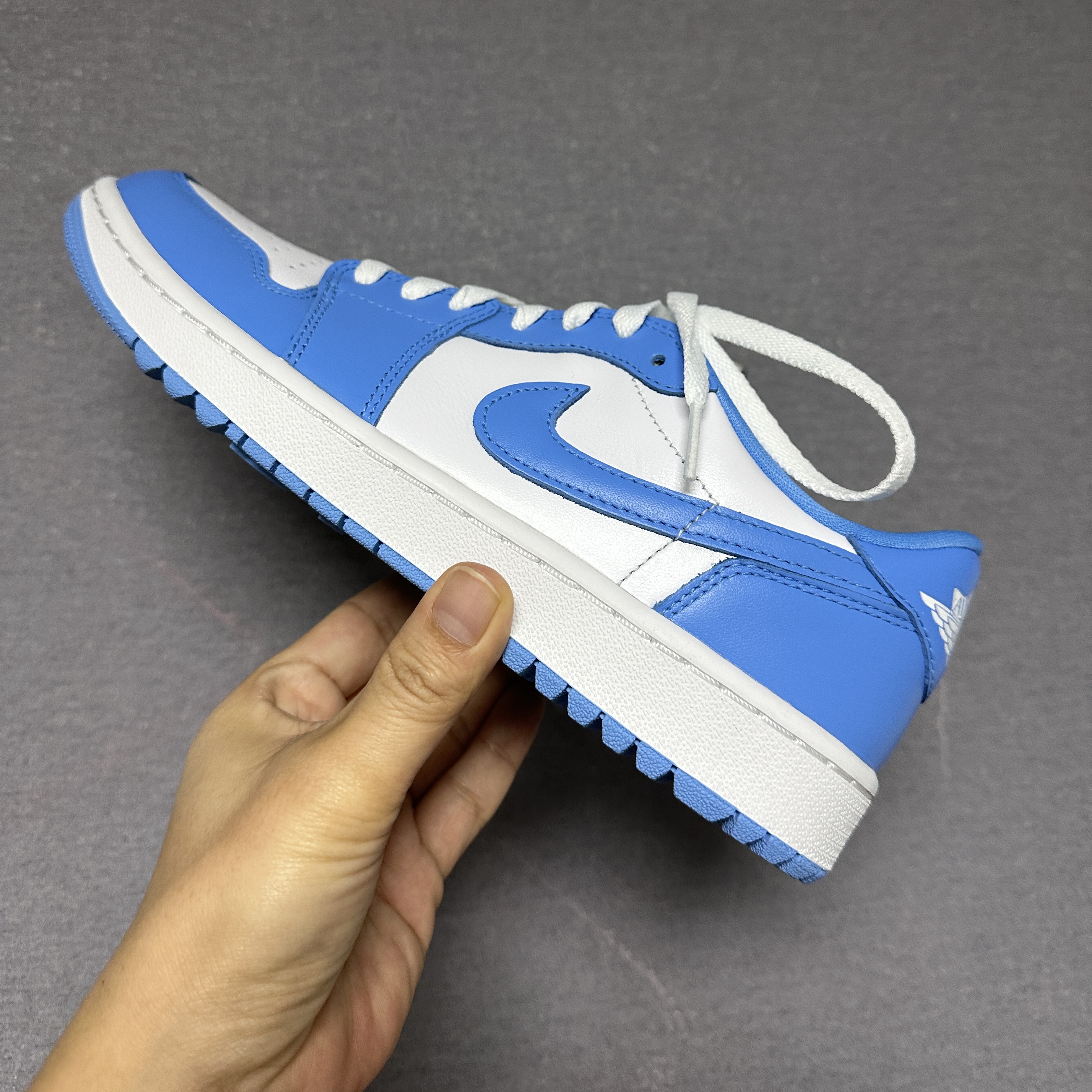 Jordan 1 Low Golf White and University Blue 착용 스타일 - 1
