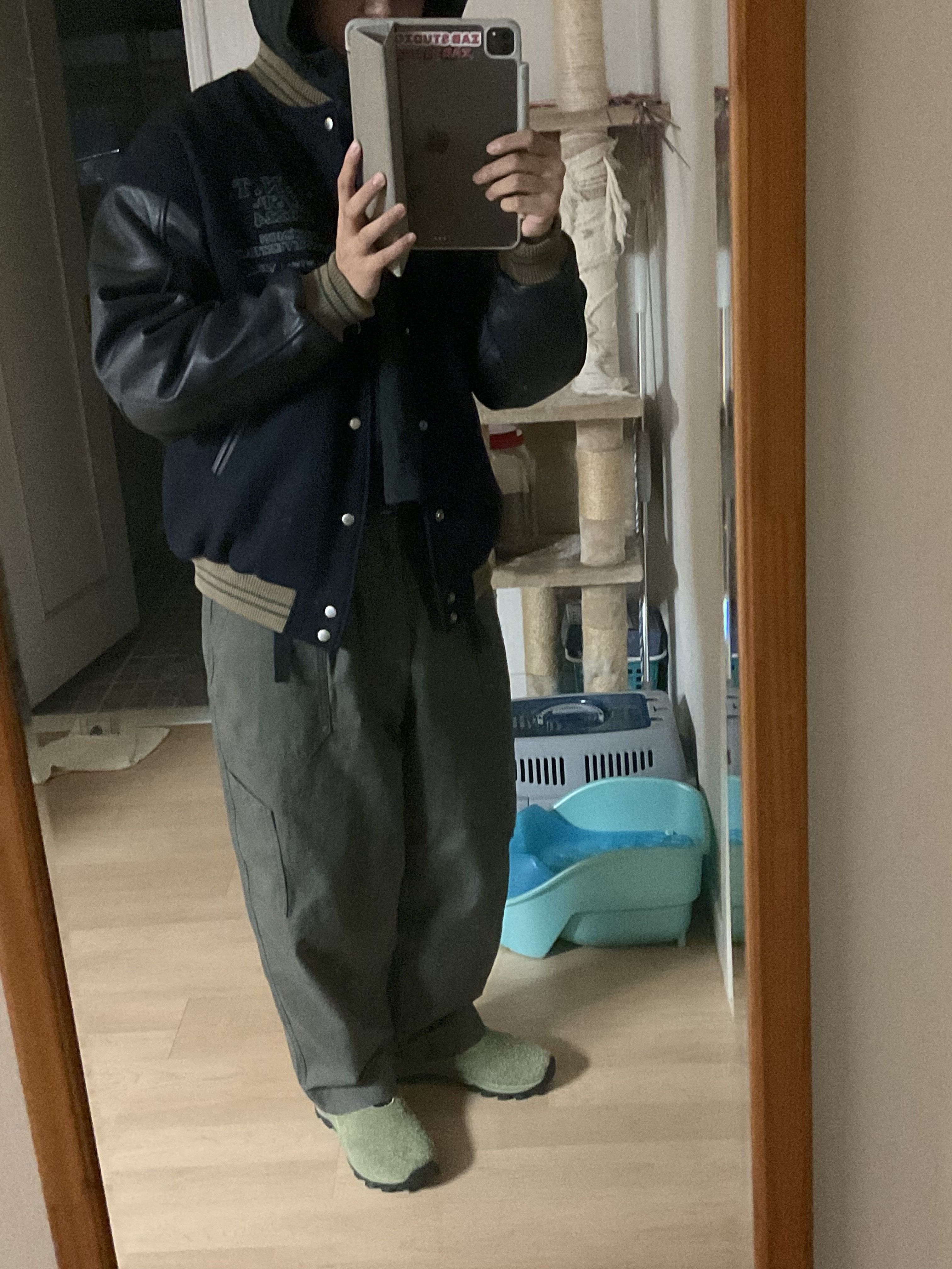Thisisneverthat x New Era x MLB New York Yankees Varsity Jacket Dark Green, Uniqlo U Wide Fit Baker Pants Olive 착용 스타일 - 2