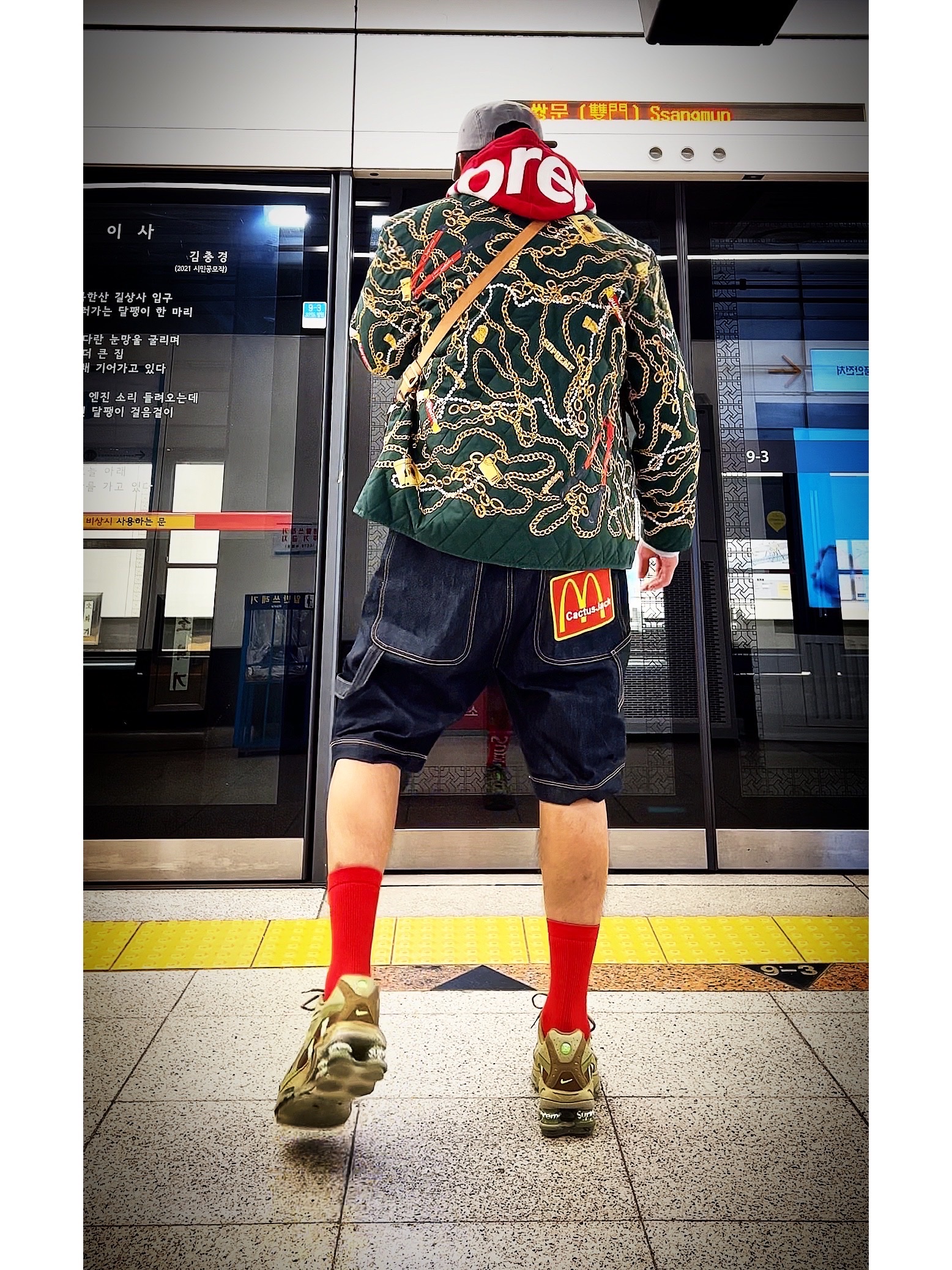 Supreme Contrast Hooded Sweatshirt Heather Grey - 21FW, Supreme Small Box T-Shirt Red Bandana - 21SS 착용 스타일 - 2