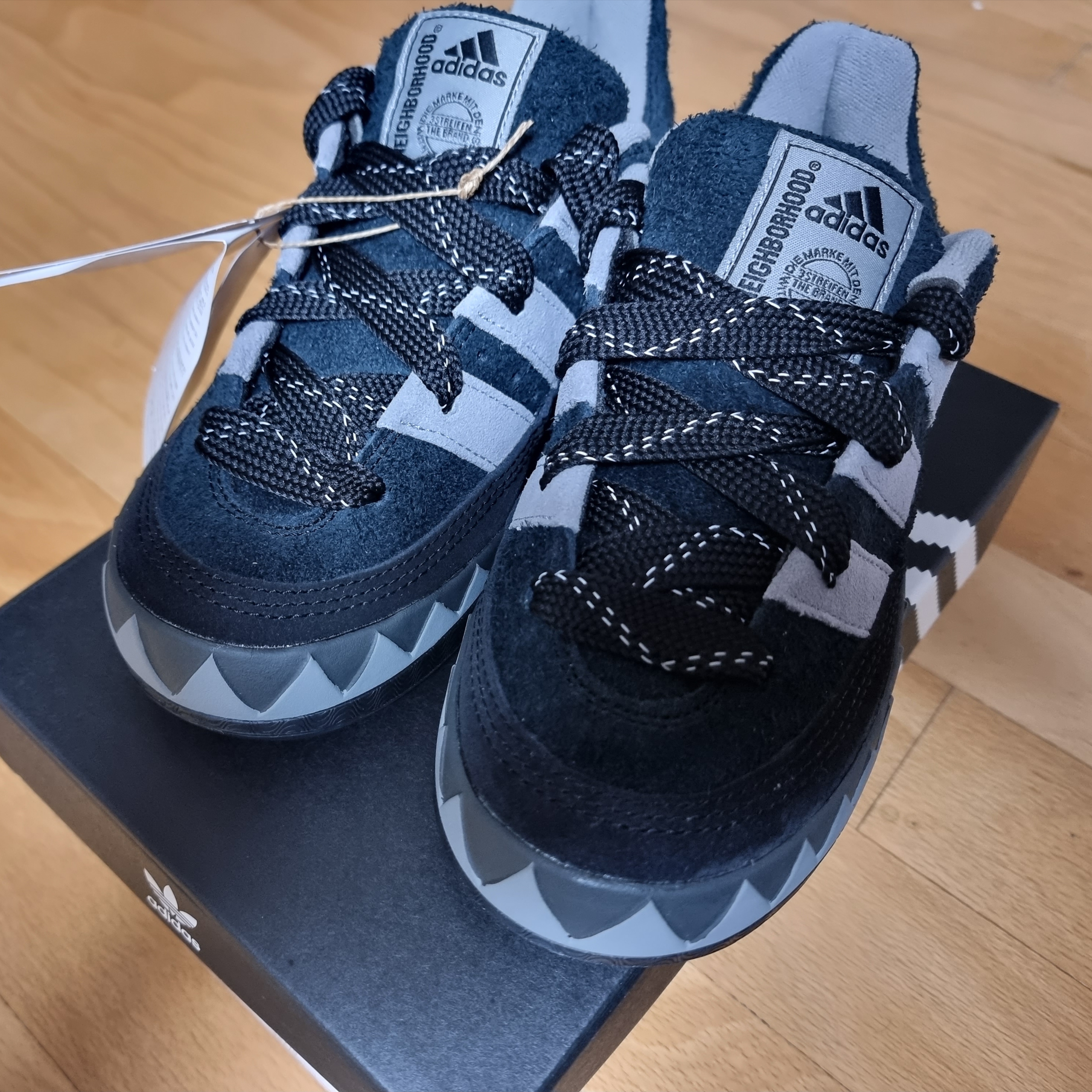 Adidas x Neighborhood Adimatic Core Black 착용 스타일 - 3