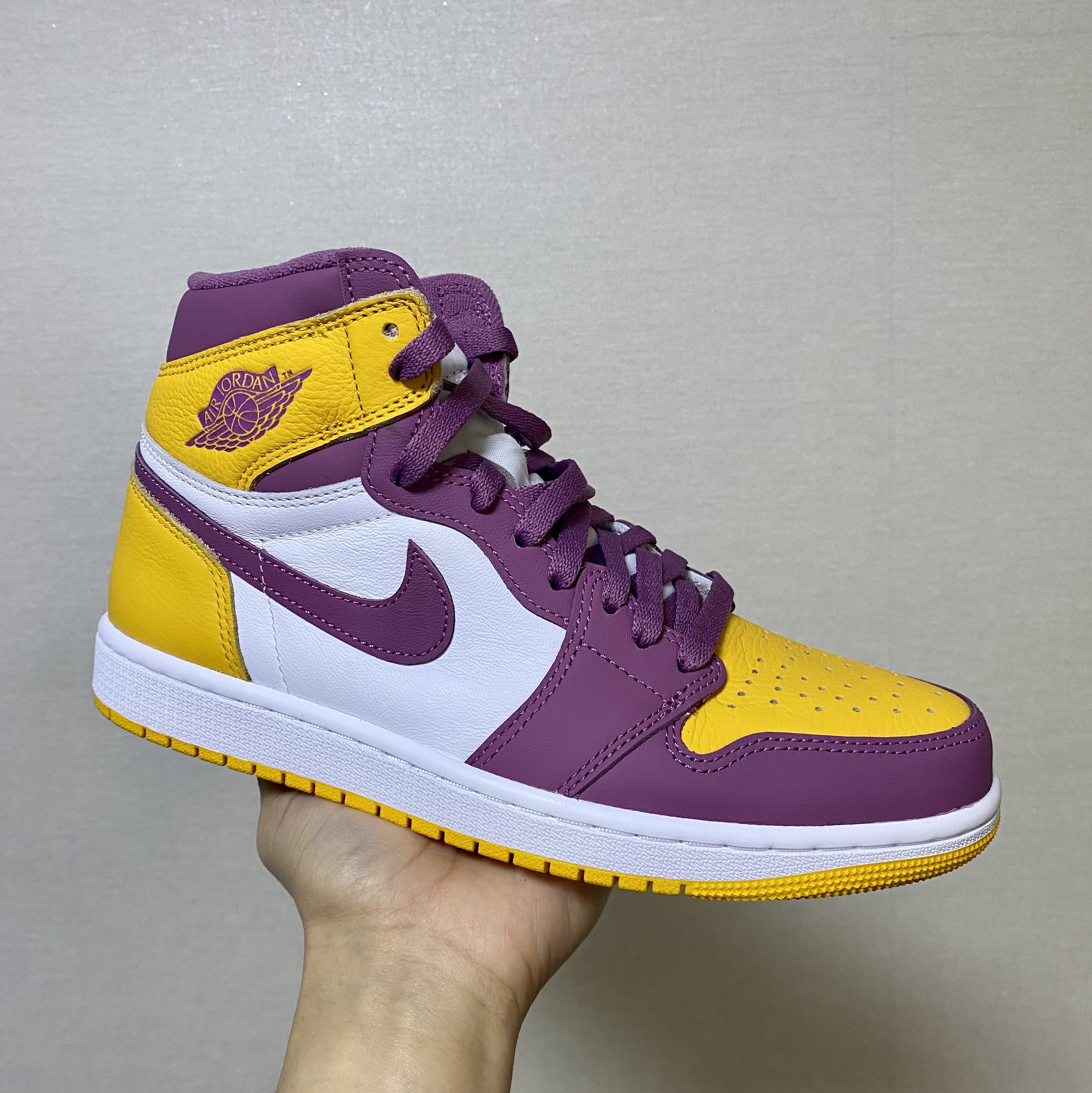 Jordan 1 Retro High OG University Gold Light Bordeaux 착용 스타일 - 2