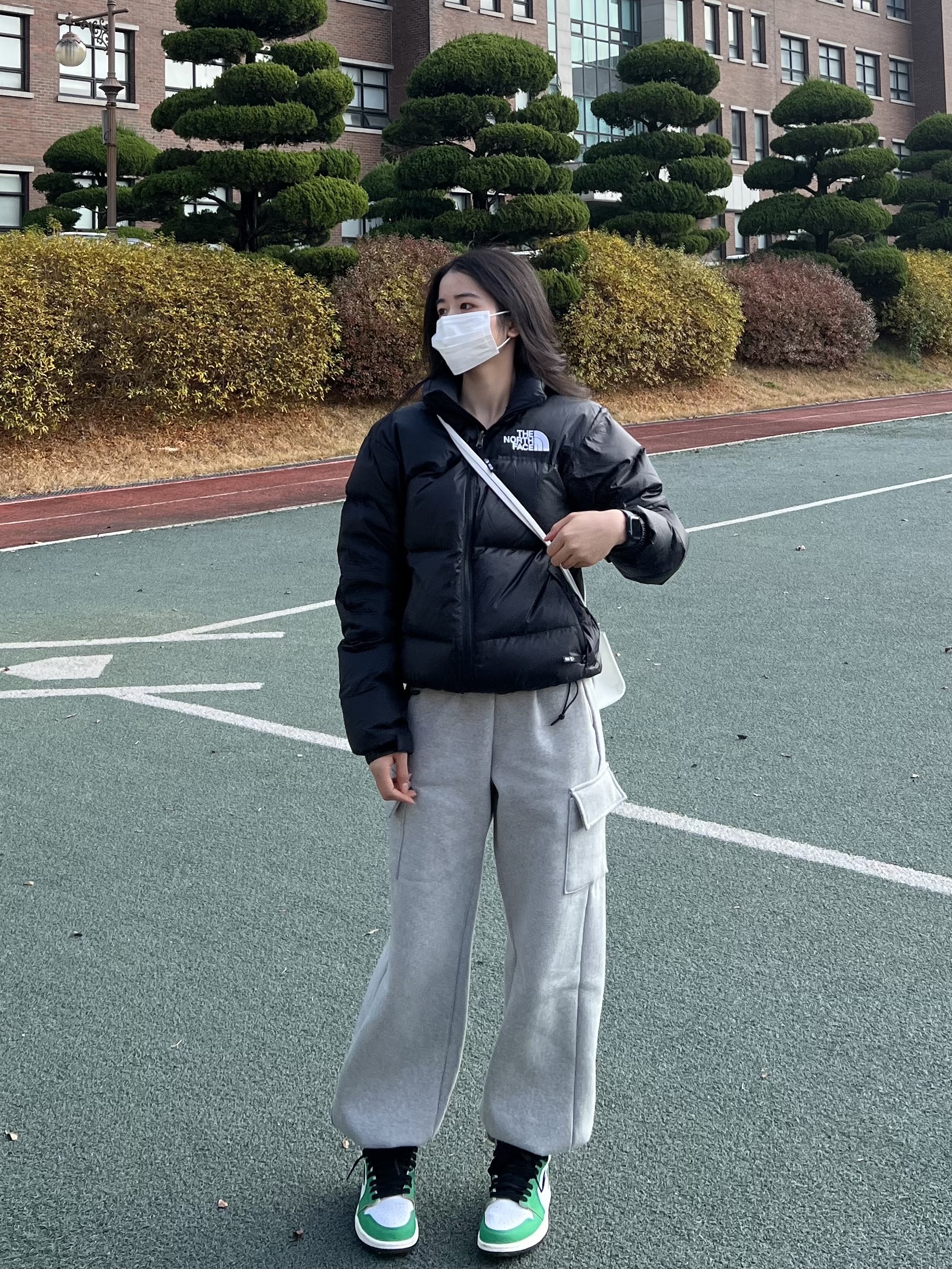 (W) Jordan 1 Retro High OG Lucky Green, The North Face 1996 Eco Nuptse Jacket Black 착용 스타일 - 2