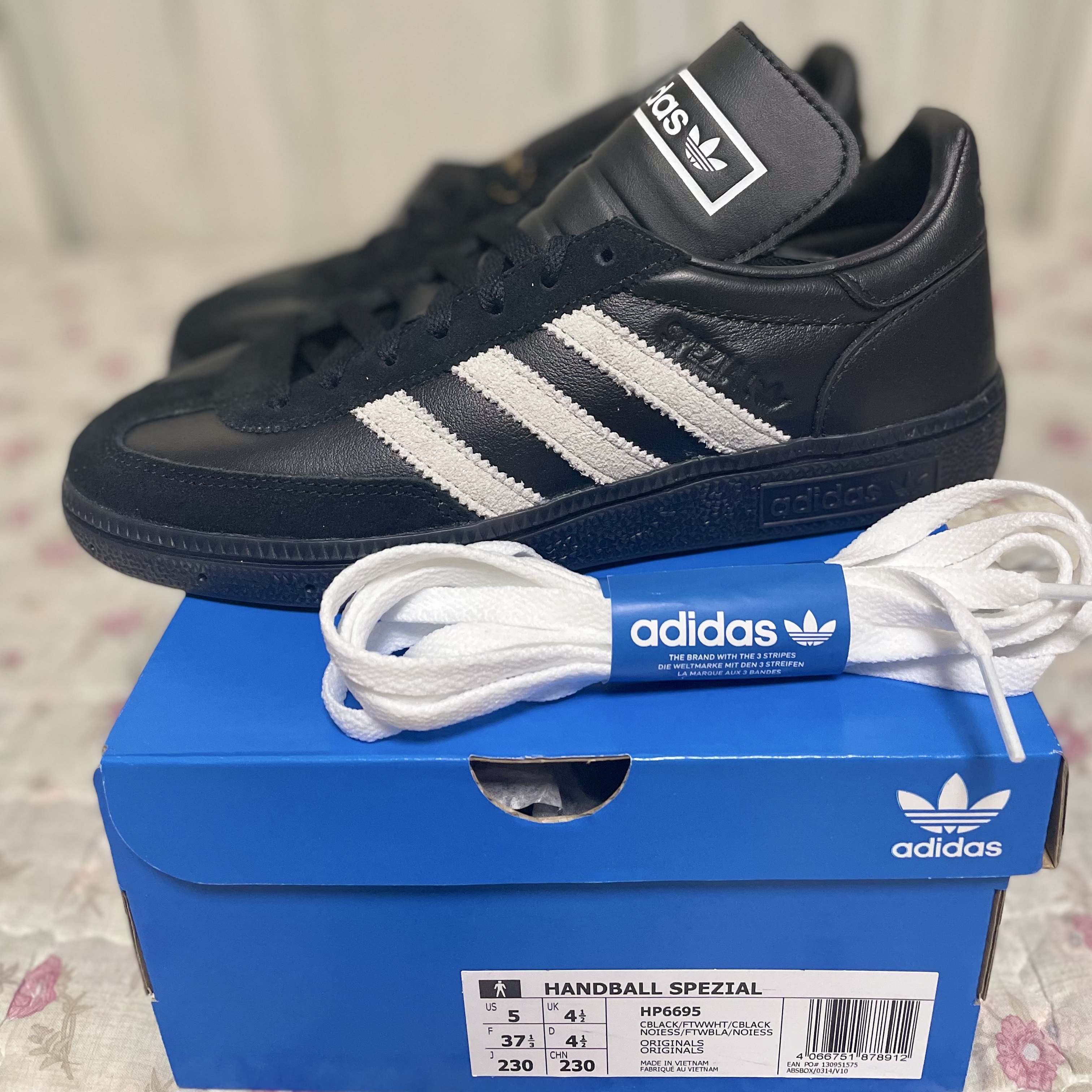 Adidas Spezial Handball Core Black Cloud White 착용 스타일 - 1