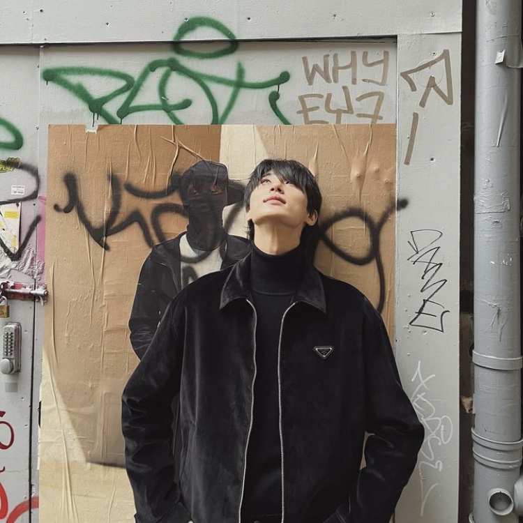 Prada Velvet Denim Blouson Jacket Black 착용 스타일 - 1
