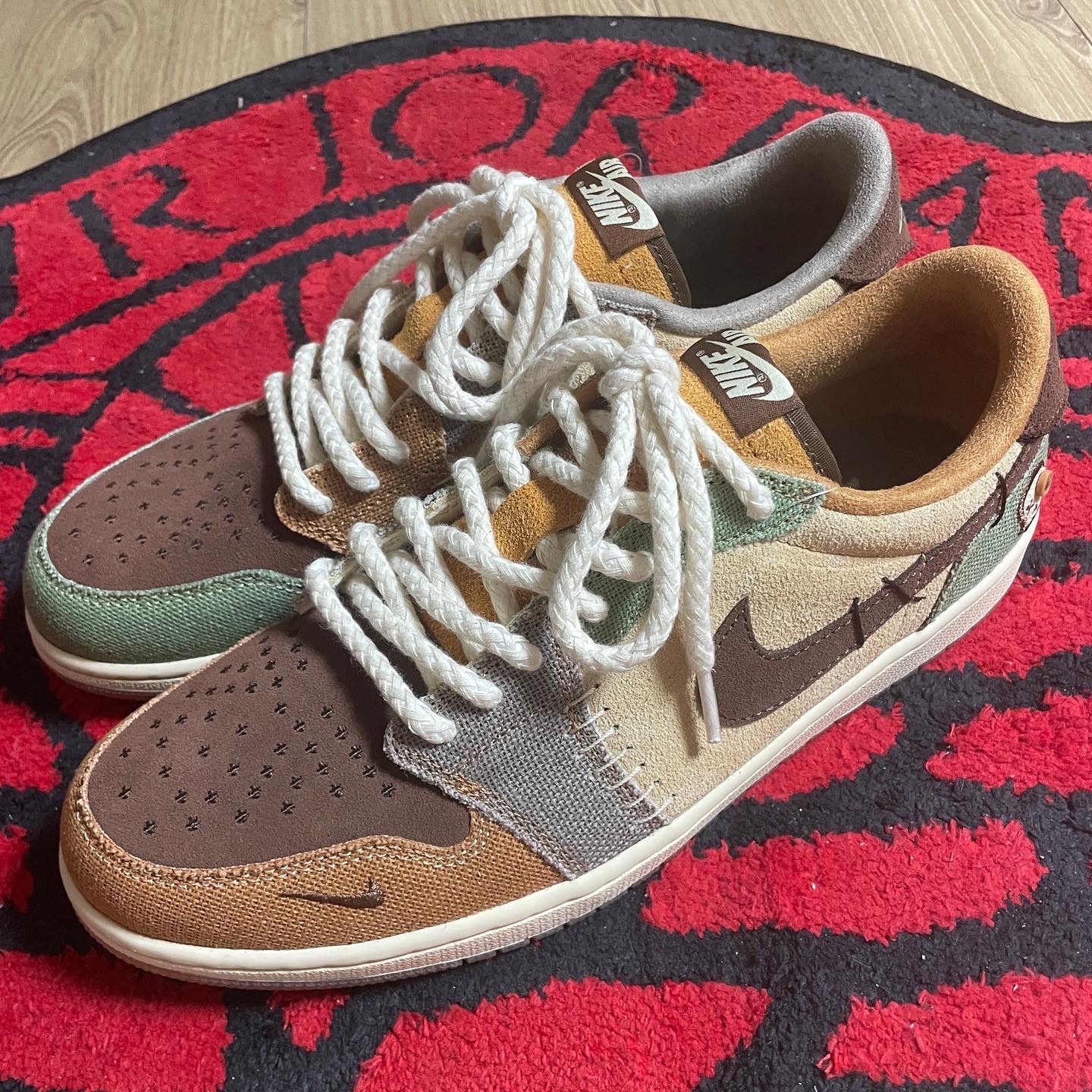 Jordan 1 x Zion Williamson Retro Low OG Flax and Oil Green 착용 스타일 - 1