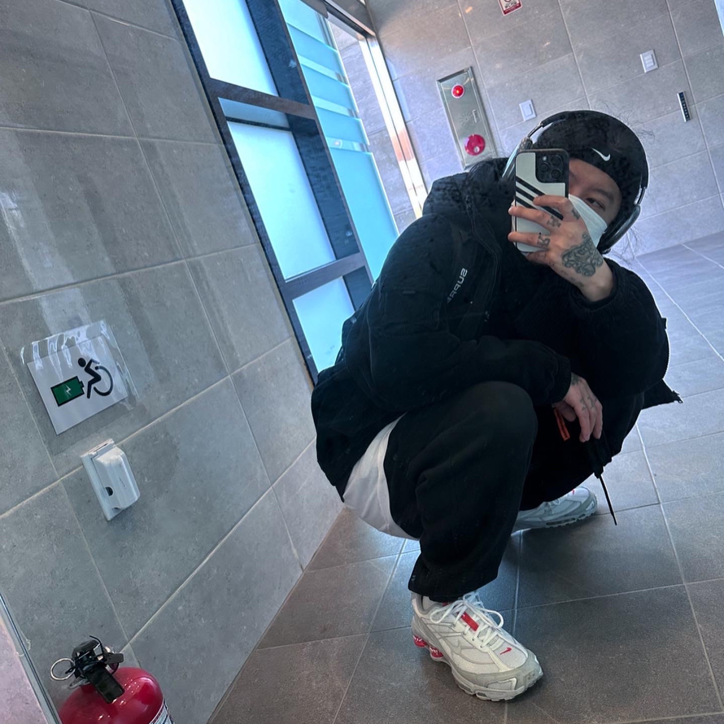 Nike x Supreme Shox Ride 2 SP White, Nike x Stussy NRG RA Washed Pullover Hoodie Black (DN4028-010) 착용 스타일