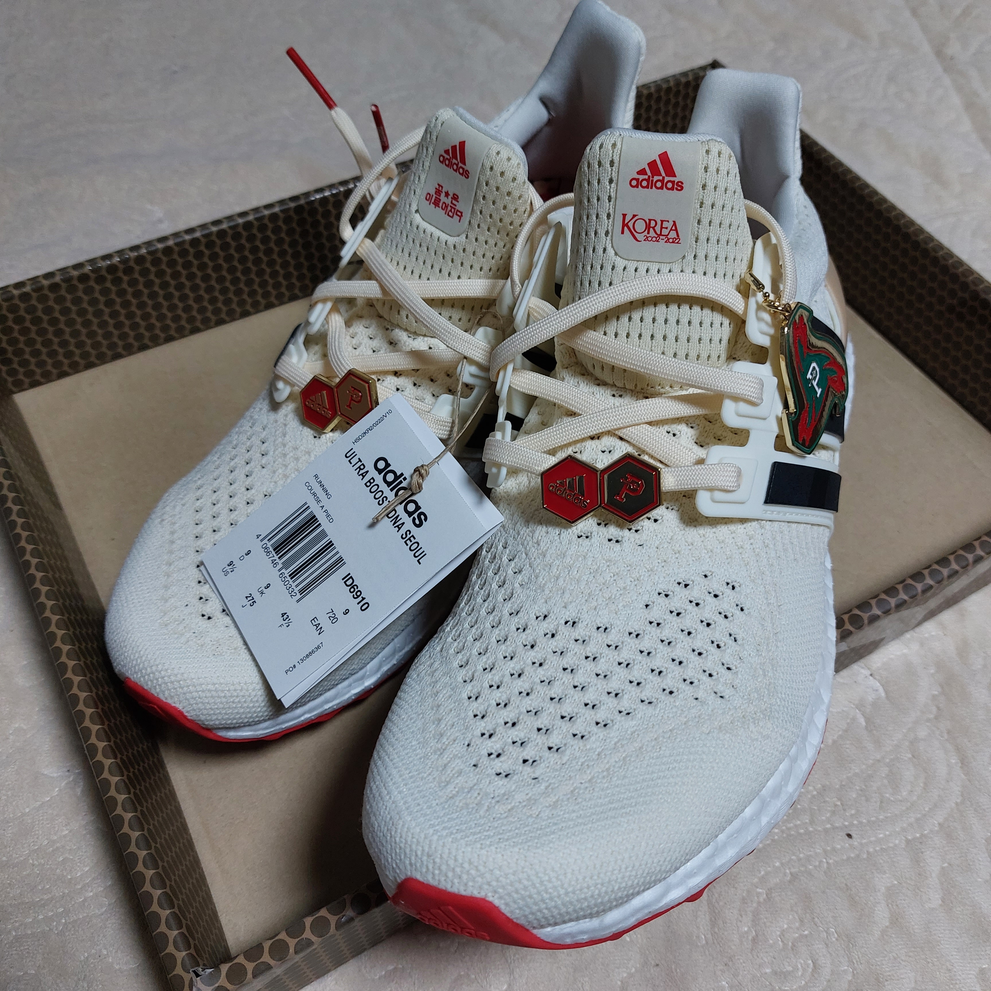 Adidas x Over The Pitch Ultraboost DNA Seoul Off White (Over The Pitch Package) 착용 스타일 - 3