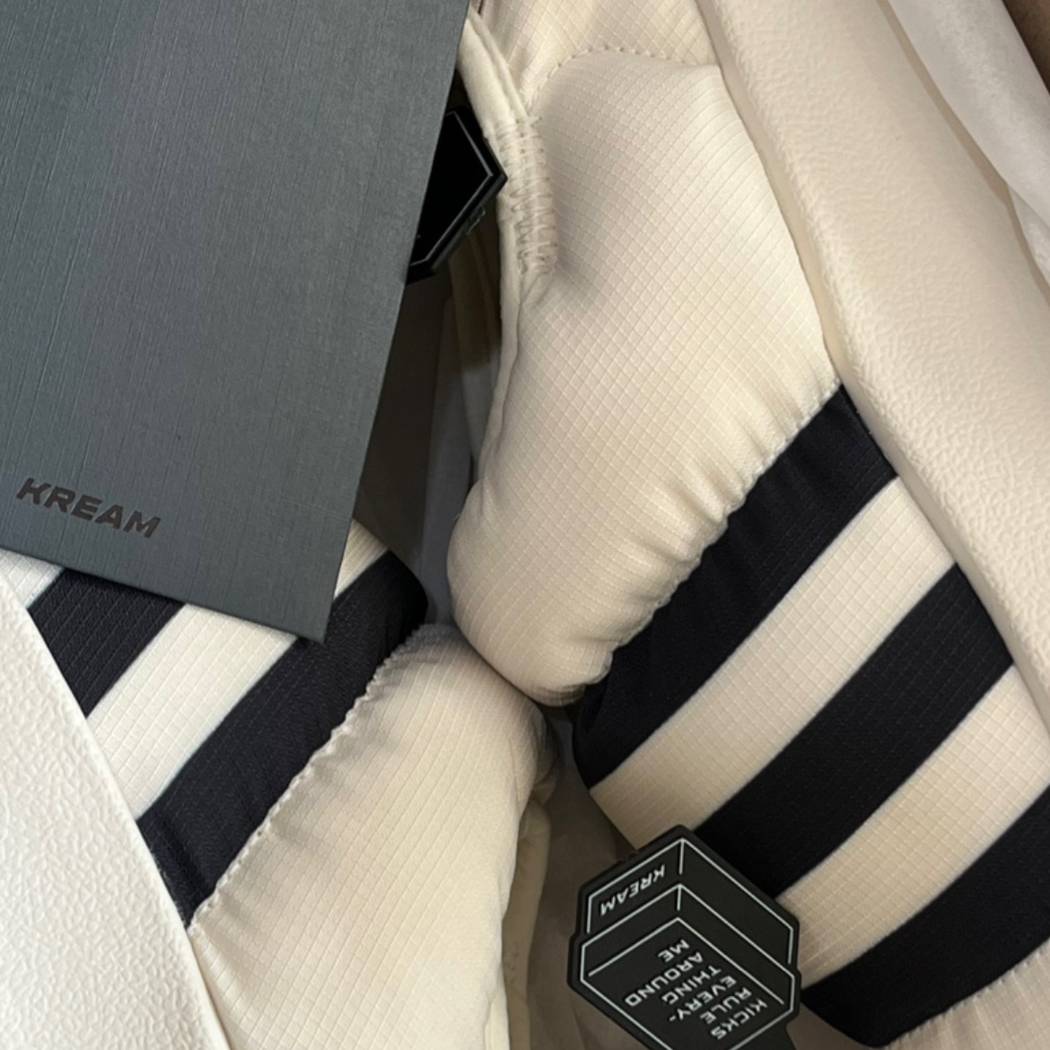 Adidas Puffylette Off White 착용 스타일