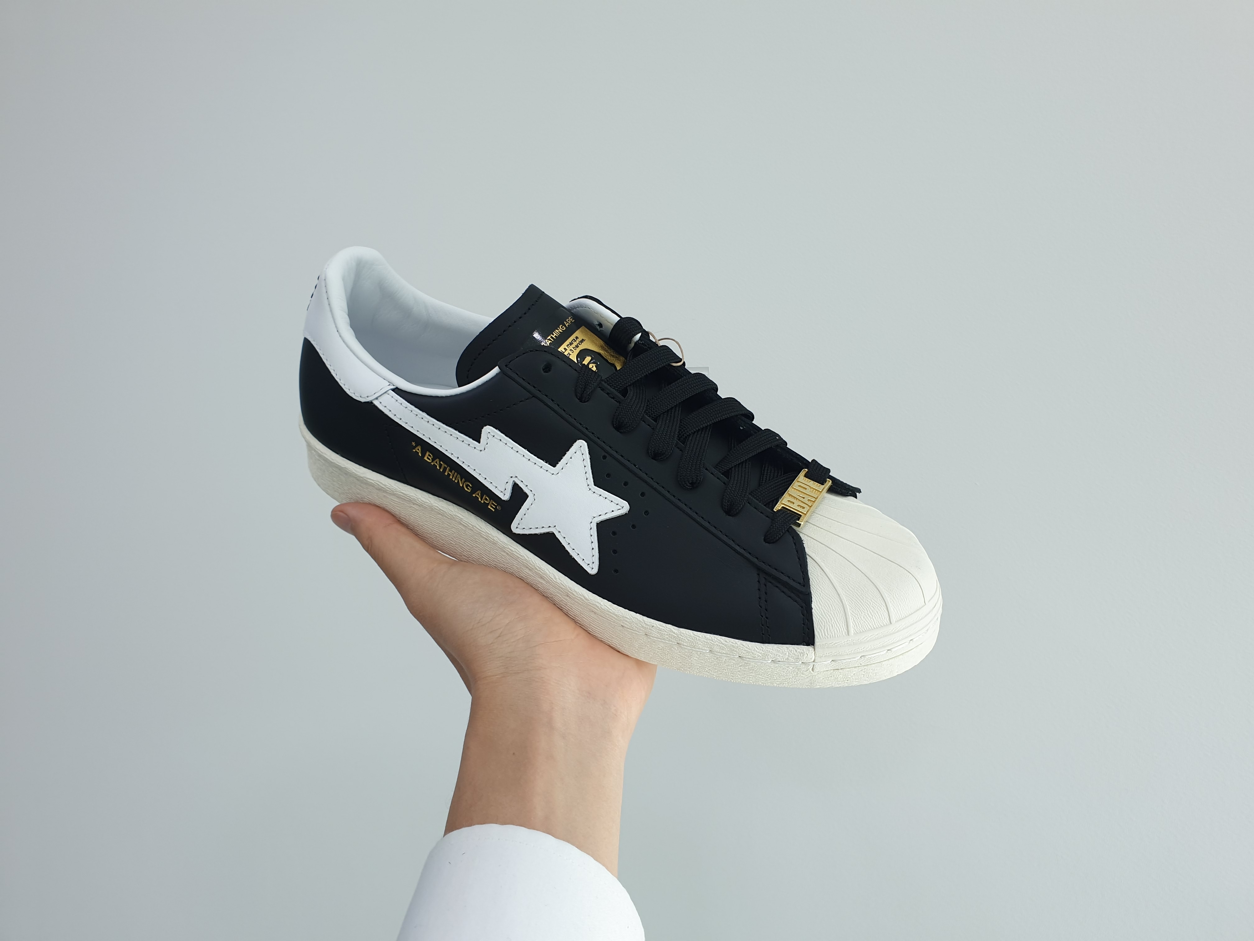 Adidas x BAPE Superstar 80s Core Black Off White 착용 스타일 - 2
