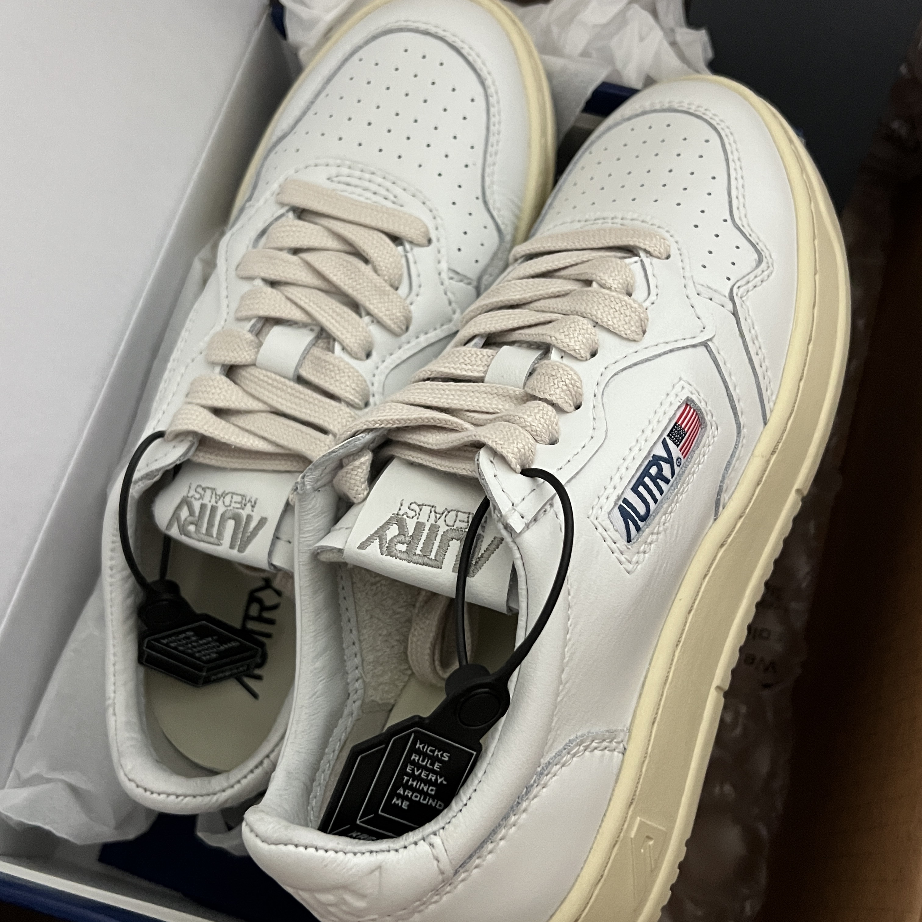 (W) Autry Medalist Low Leather Sneakers White 착용 스타일