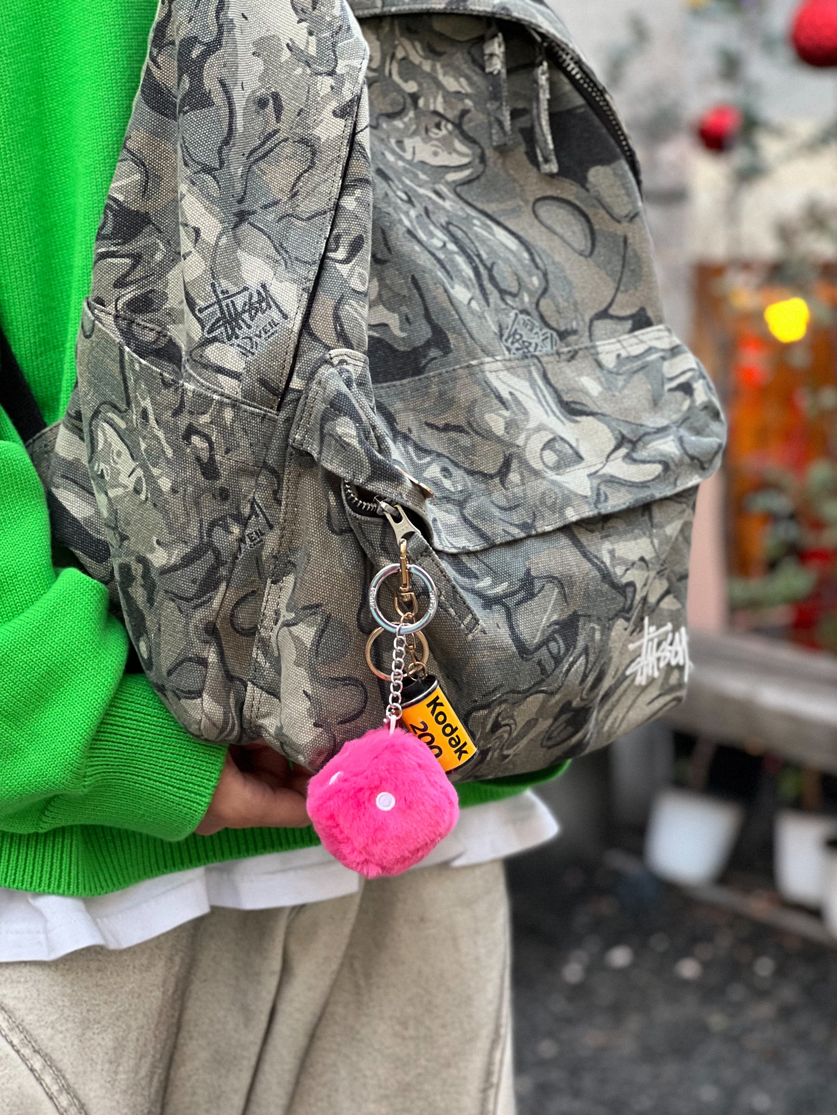 Asics x I4P Gel-1130 Mink Glacier Grey, Stussy Fuzzy Dice Keychain Pink 착용 스타일 - 3