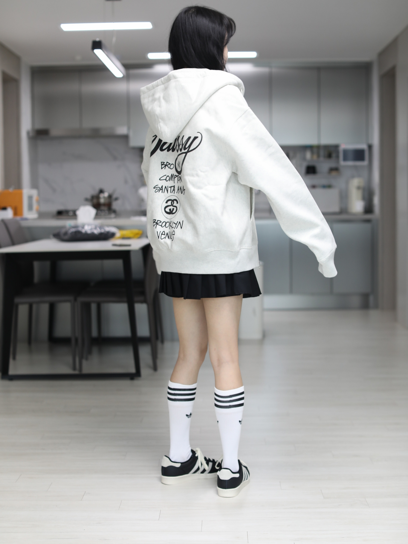Stussy World Tour Zip Hoodie Ash Heather 2022 착용 스타일 - 2