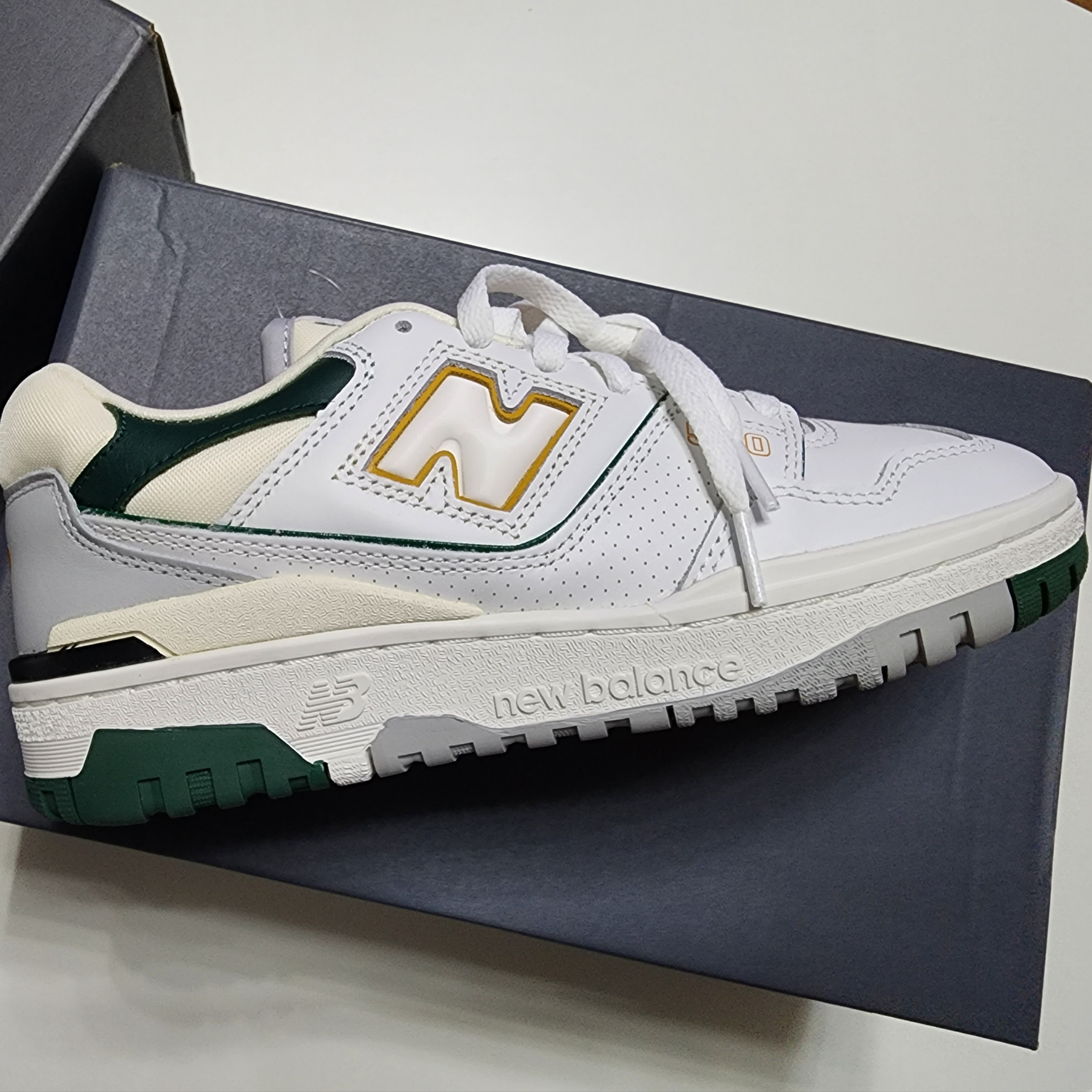 New Balance 550 White Nightwatch Green - 2E Wide 착용 스타일 - 4