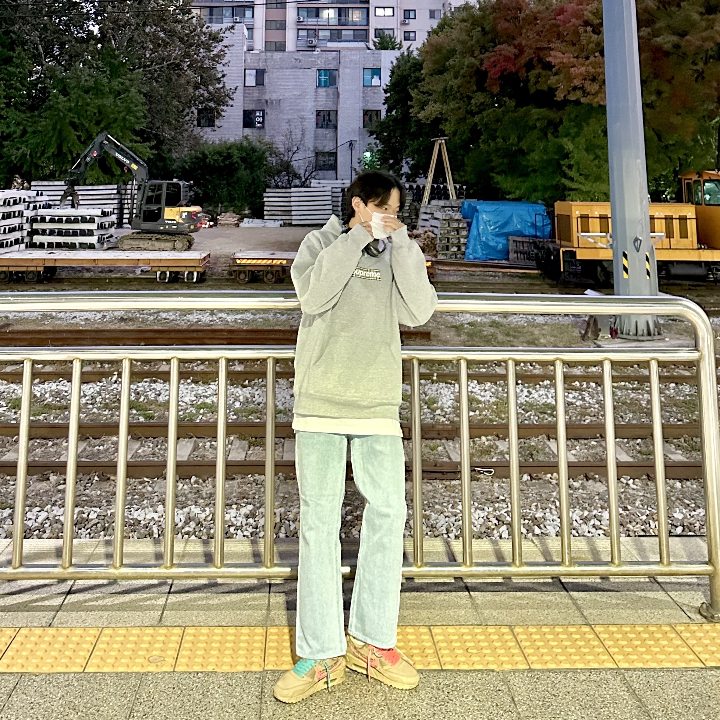 Supreme x Burberry Box Logo Hooded Sweatshirt Heather Grey - 22SS, Nike x Off-White Air Max 90 V2 Desert Ore 착용 스타일 - 1