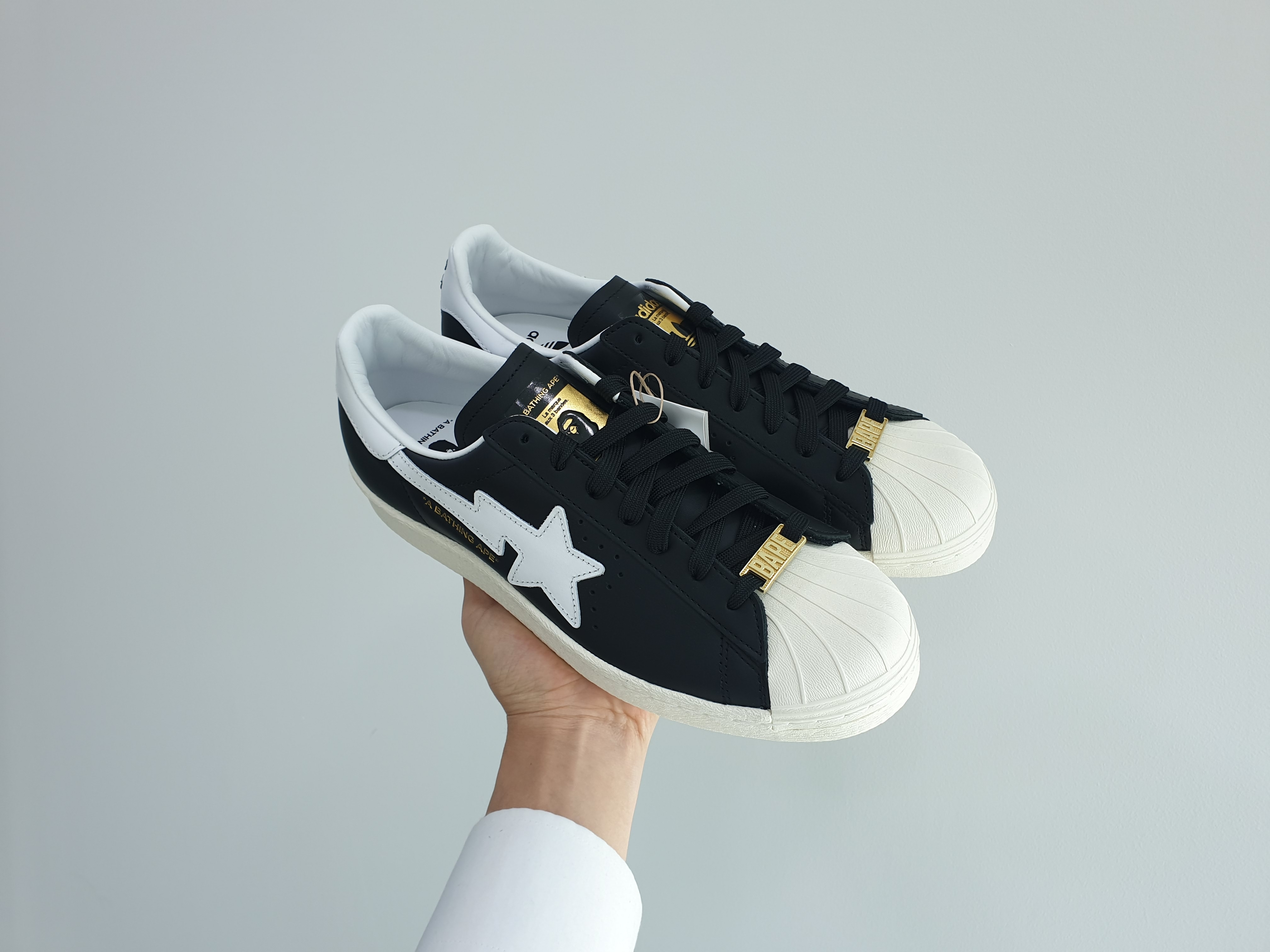Adidas x BAPE Superstar 80s Core Black Off White 착용 스타일 - 1