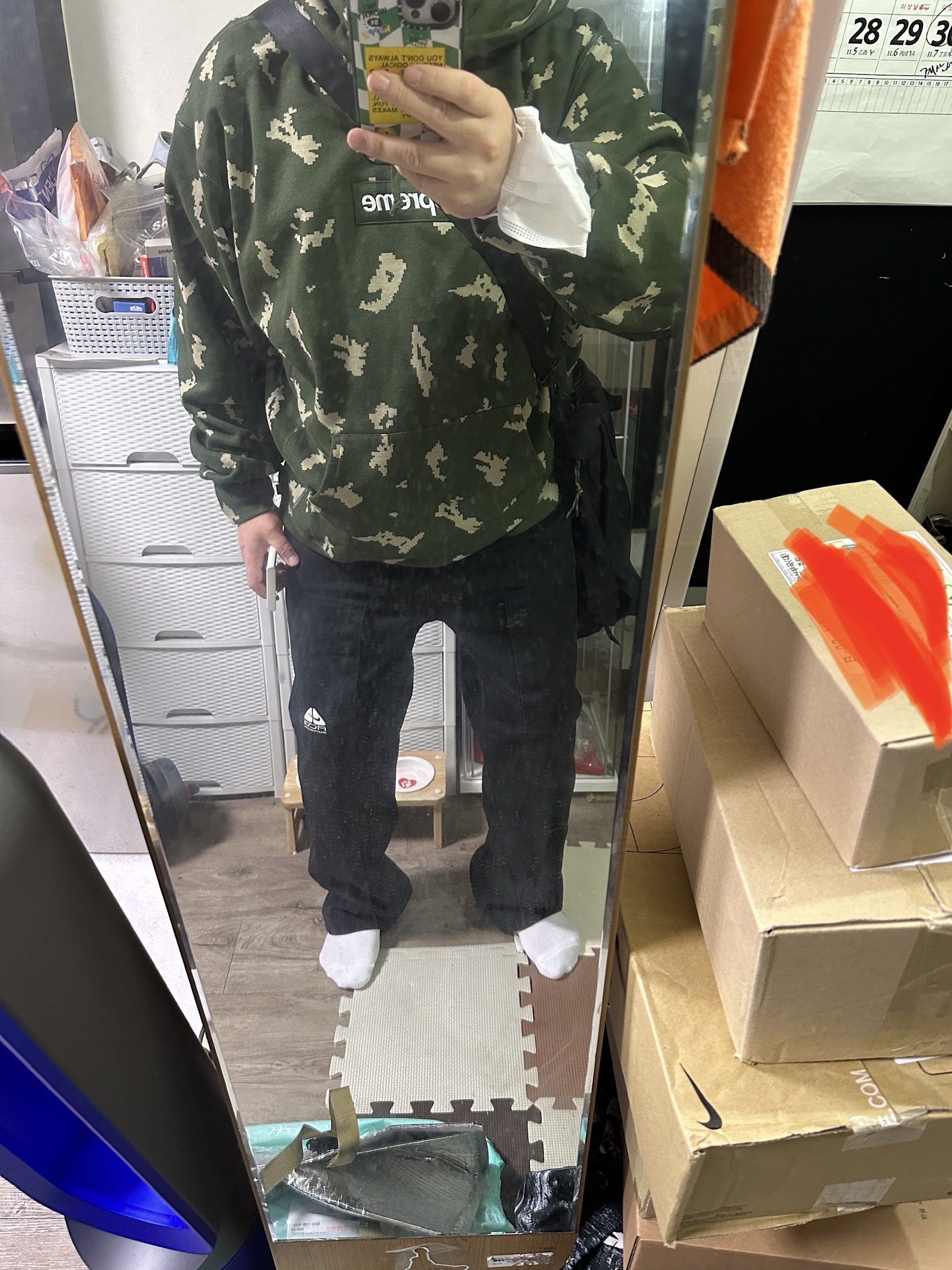 Supreme Box Logo Hooded Sweatshirt Olive Russian Camo - 21FW, Supreme x Nike ACG Belted Denim Pants Black - 22FW 착용 스타일 - 1