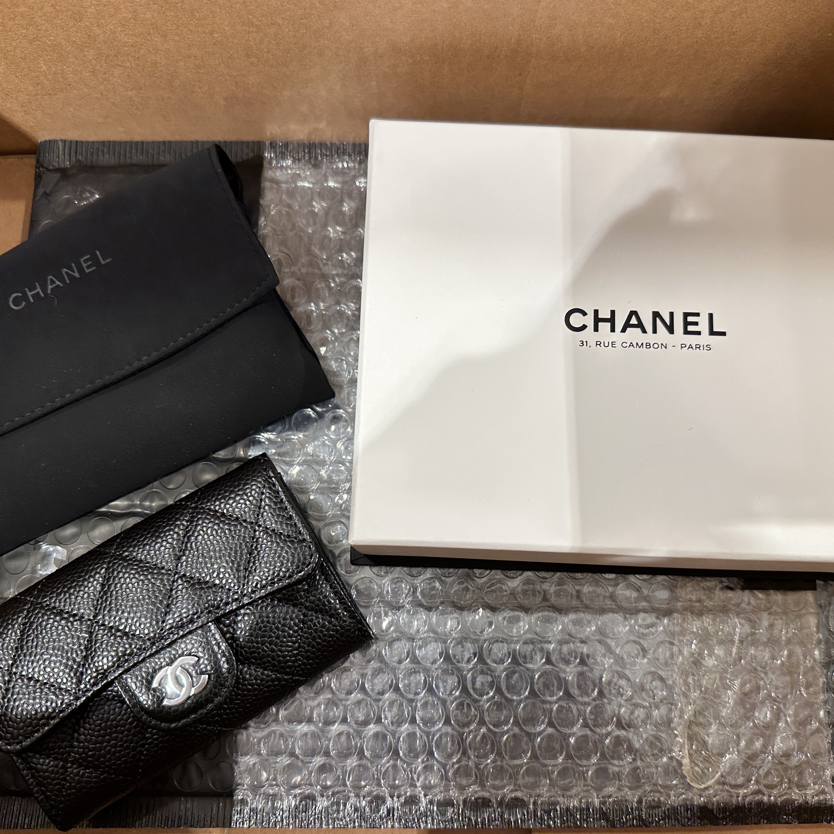 Chanel Classic Card Holder Grained Calfskin & Silver Black 착용 스타일 - 2