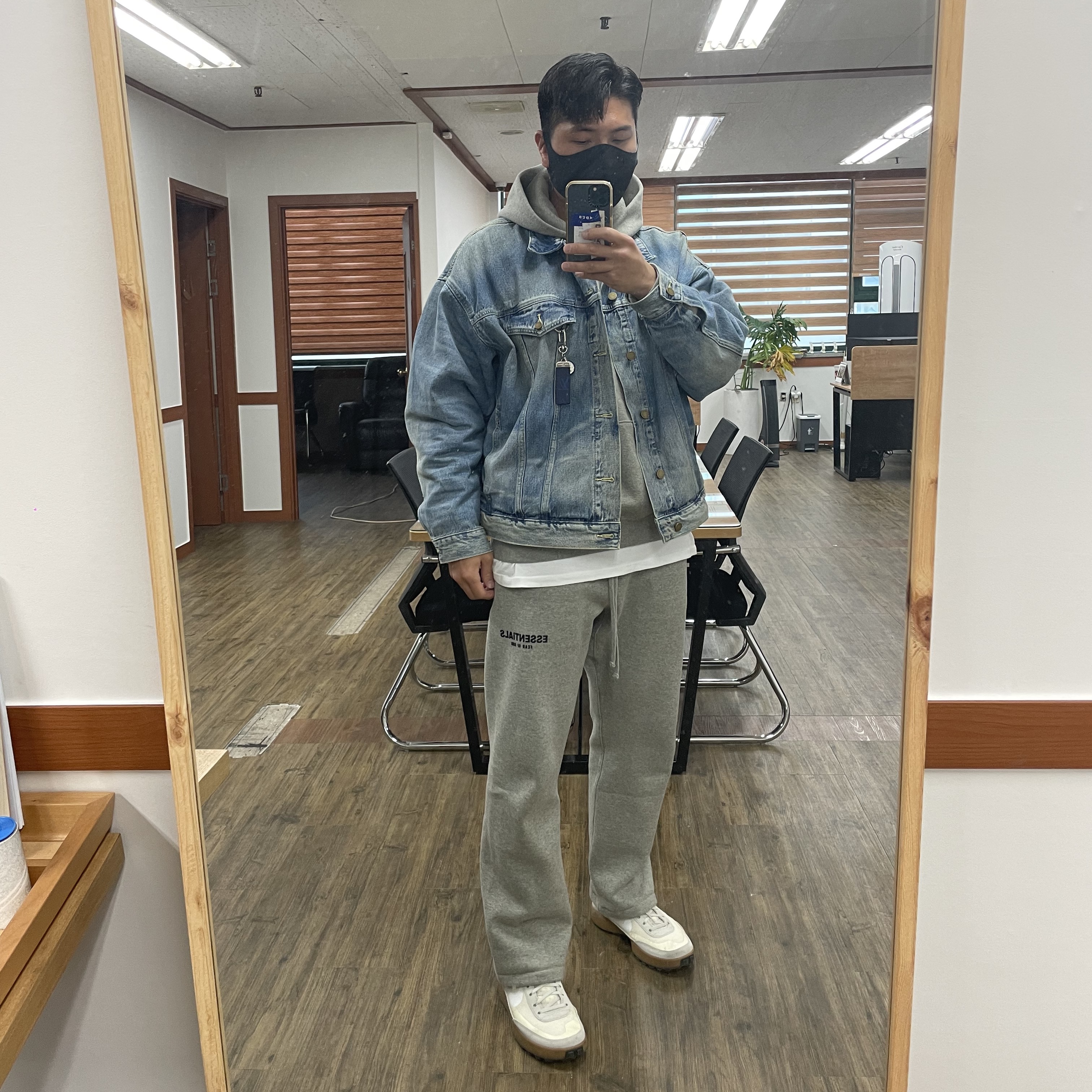 Essentials The Core Collection Hoodie Dark Oatmeal, Essentials The Core Collection Relaxed Sweatpants Dark Oatmeal 착용 스타일 - 1