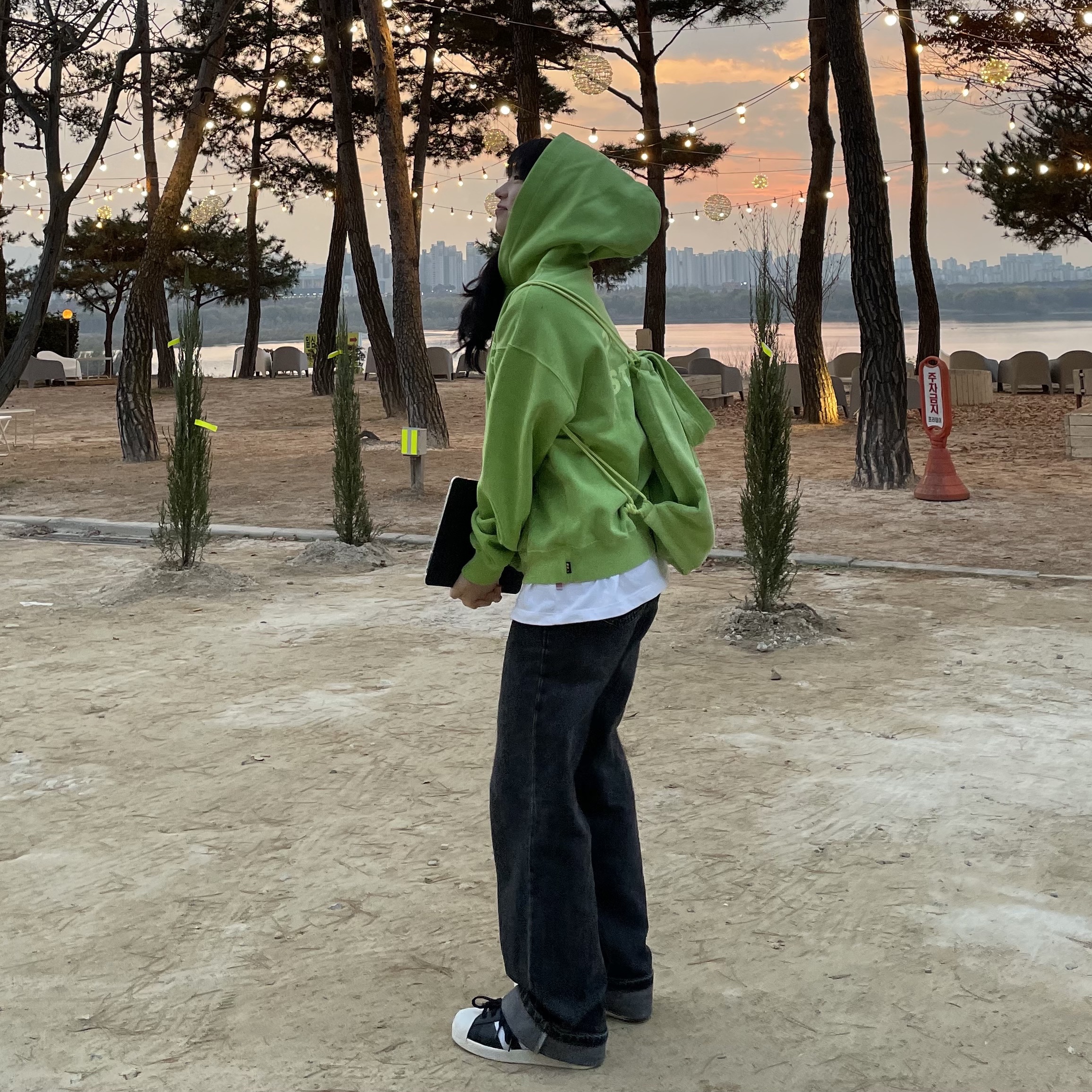 IAB Studio Pigment Hoodie & Sack Apple Green, Adidas Superstar 82 FI Core Black 착용 스타일 - 2