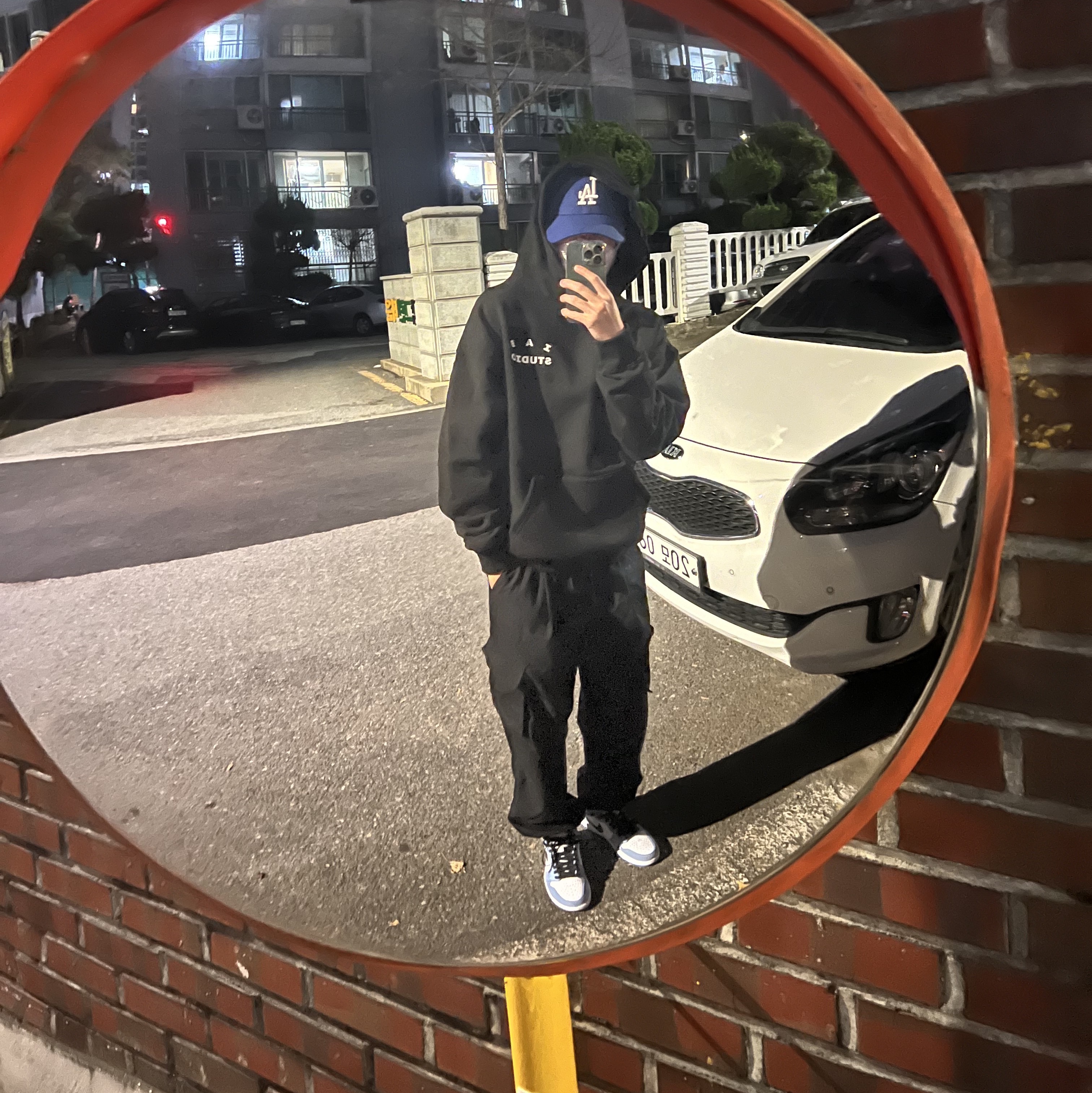 IAB Studio Hoodie Black White, Jordan 1 Retro High OG University Blue 착용 스타일