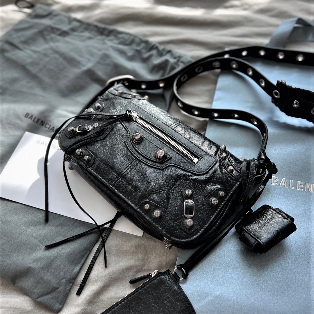 Balenciaga Arena Lambskin Le Cagole XS Shoulder Bag Black, Balenciaga Rhinestones Crocodile Embossed Le Cagole XS Shoulder Bag Black 착용 스타일 - 2