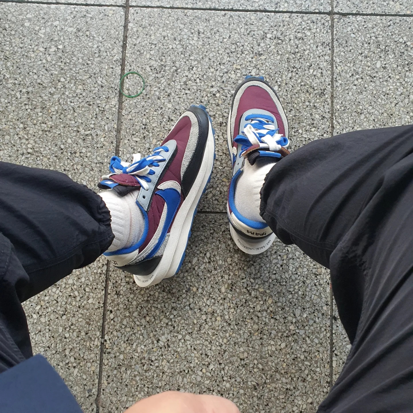 Nike x Sacai x Undercover LDWaffle Night Maroon Team Royal 착용 스타일 - 2